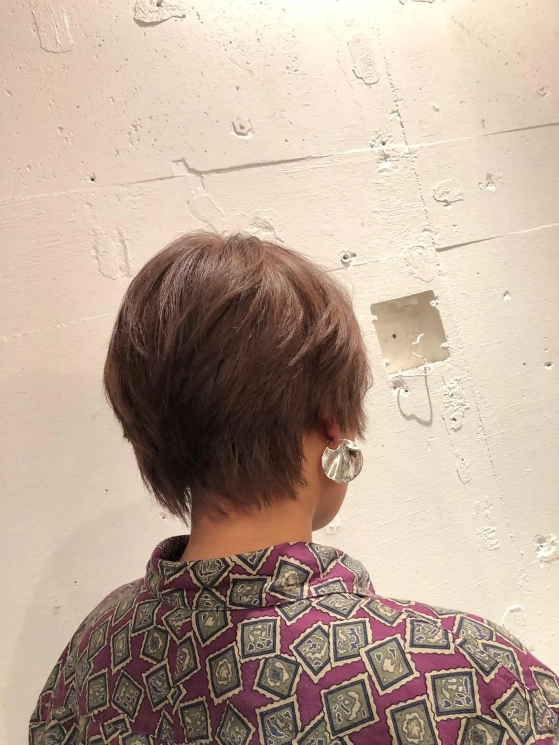 ショート カラー ブリーチ ハイトーンカラー パープルカラー シルバー ヘアカラー トリートメント 小森谷 亮太のヘアスタイル