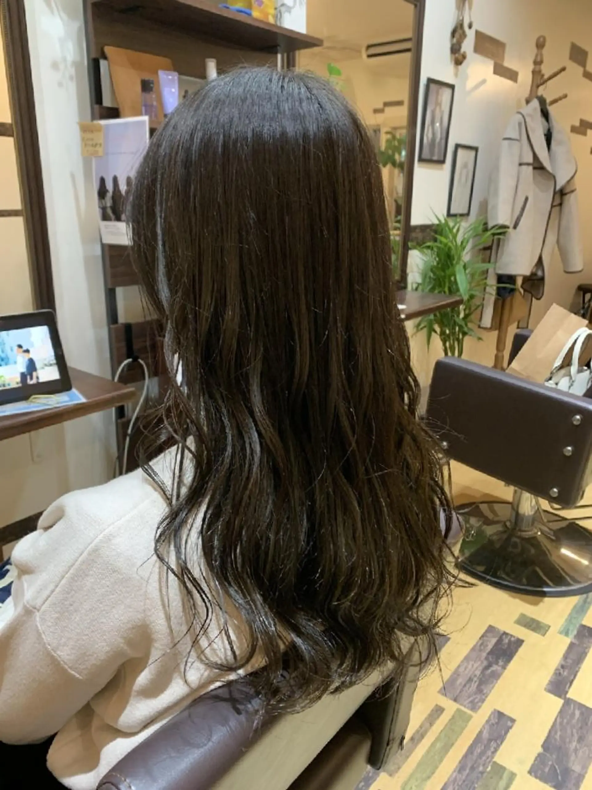 ロング カラー グレージュ オリーブグレージュ オリーブグレー ヘアカラー SUGAR所属・サトウ シューイチのヘアスタイル