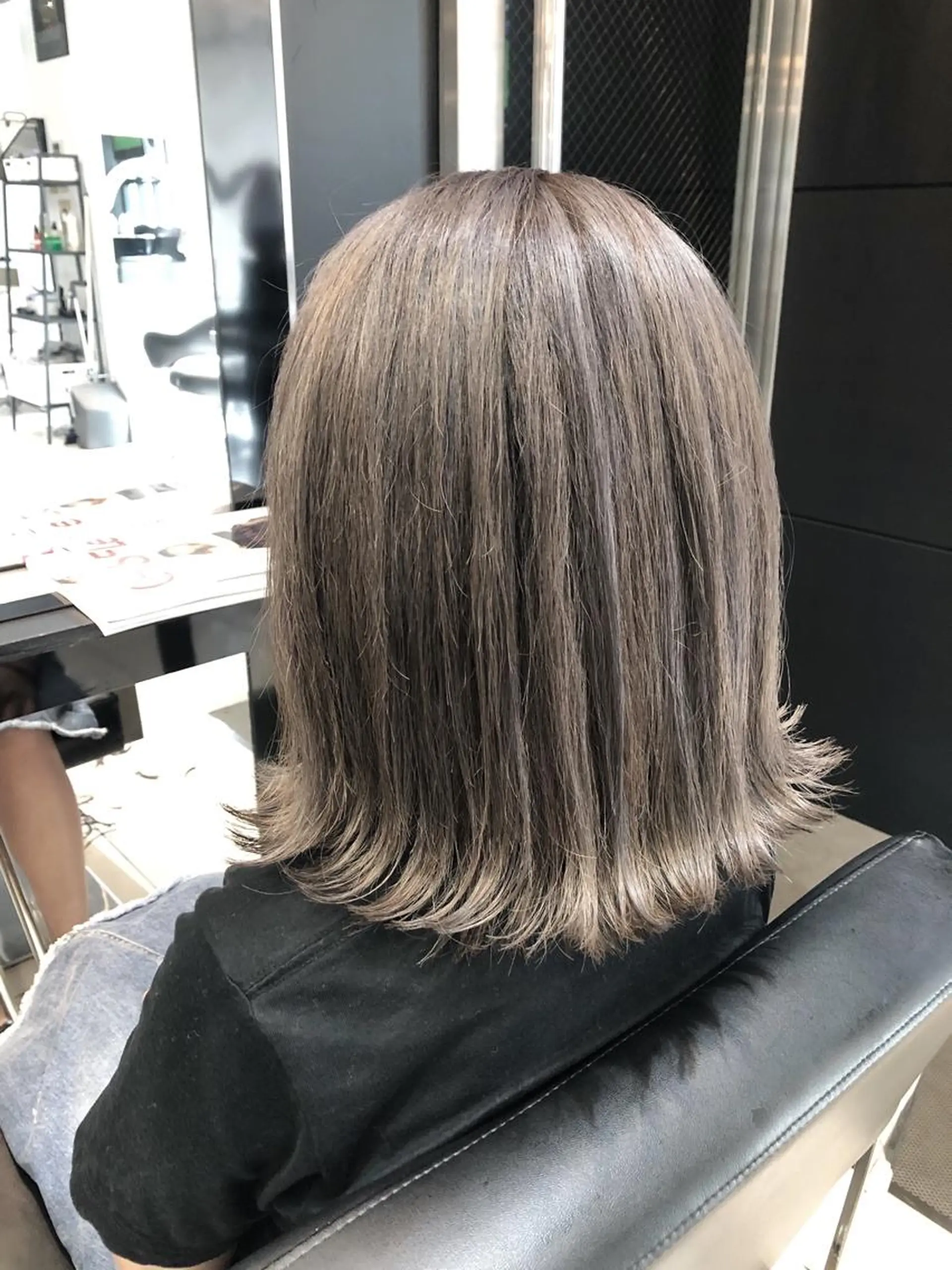 ミディアム カラー アッシュ ベージュカラー ブリーチ 女性リピ90%🍨 🩷佐藤みずきのヘアスタイル