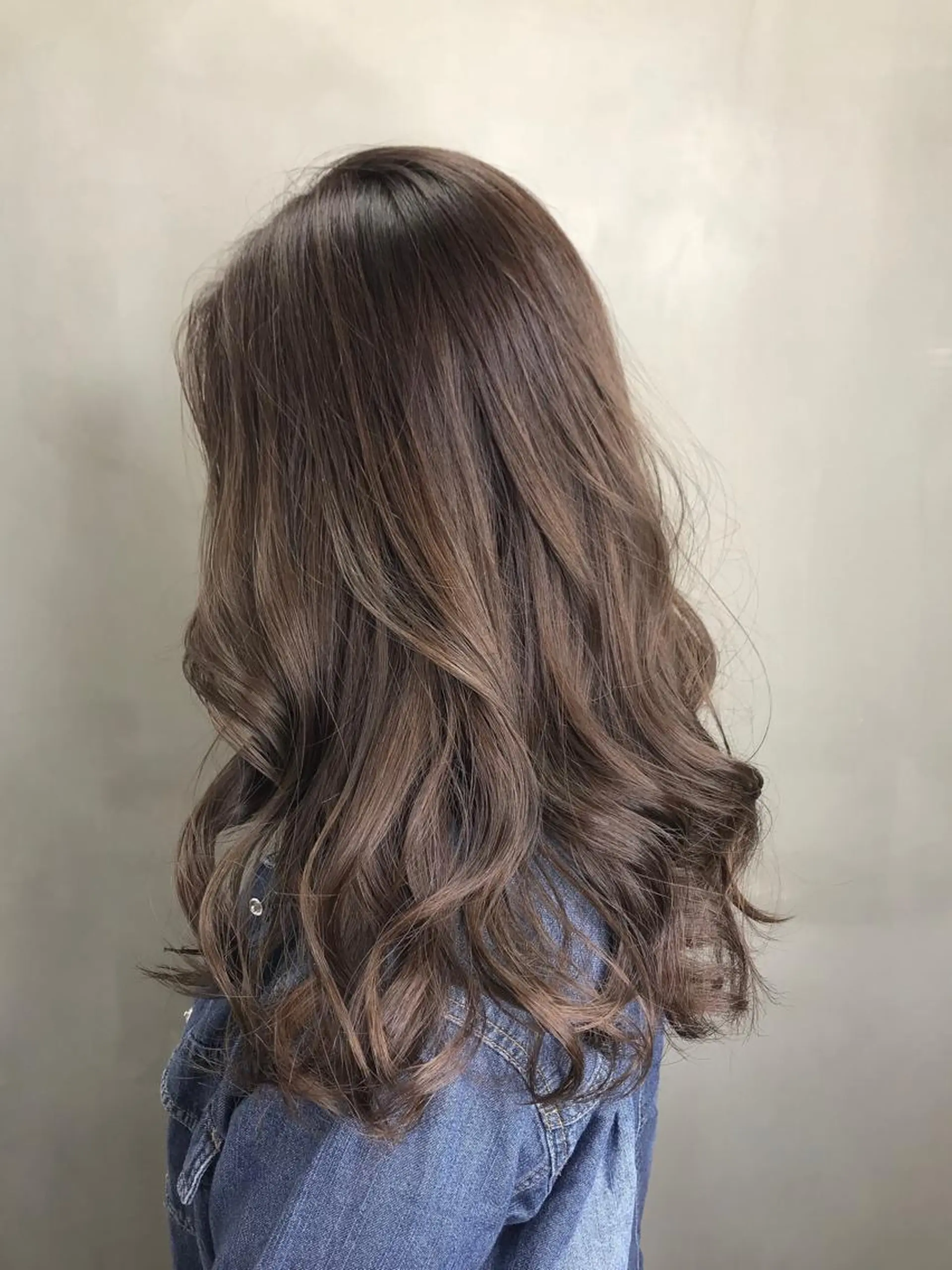 セミロング カラー グレージュ ハイライトカラー ミルクティーグレージュ ハイライト SALOWIN神戸三宮East店所属・【透明感、艶髪】西村 有司のヘアスタイル