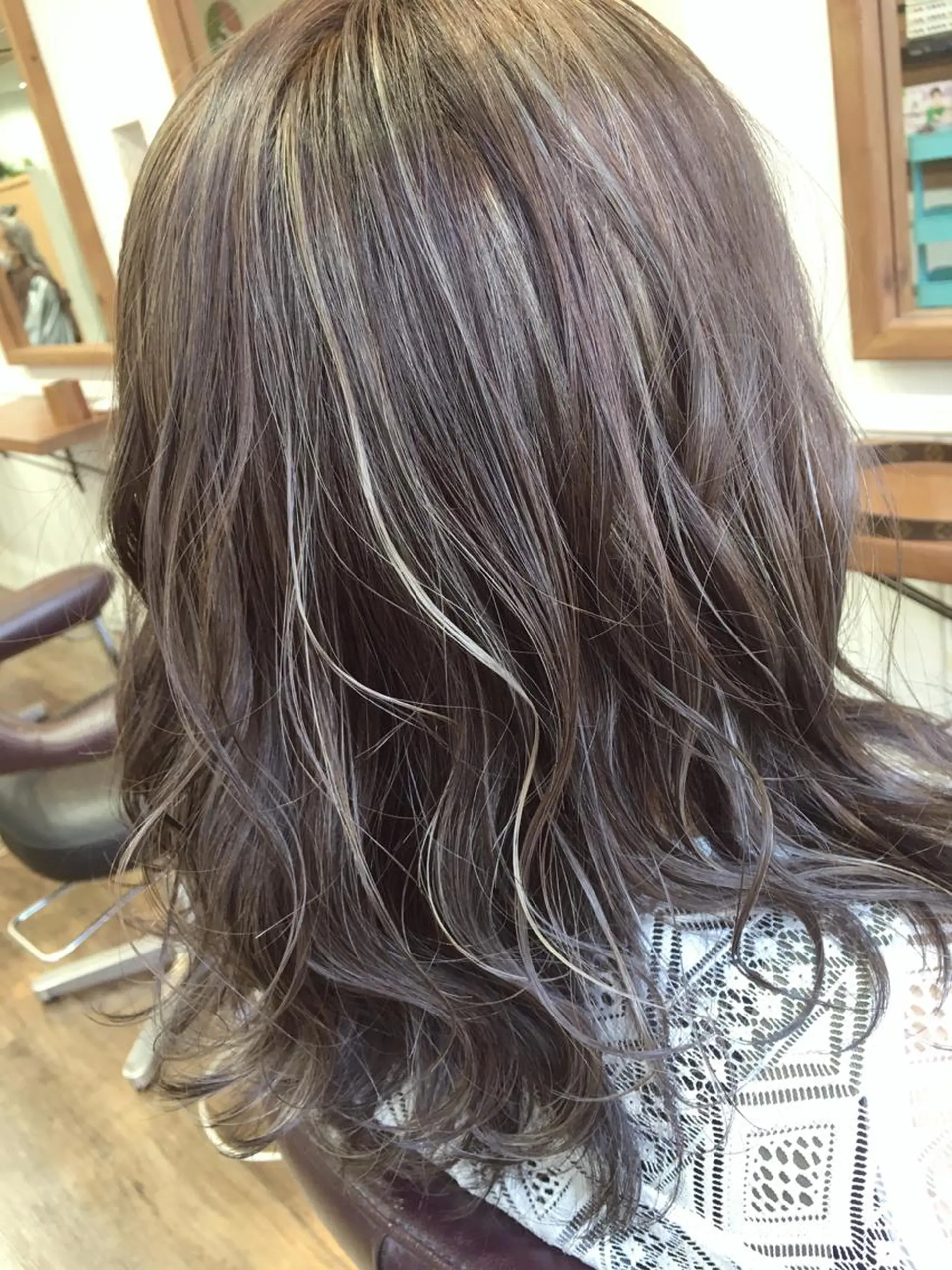 カラー 塩崎 明菜のヘアスタイル