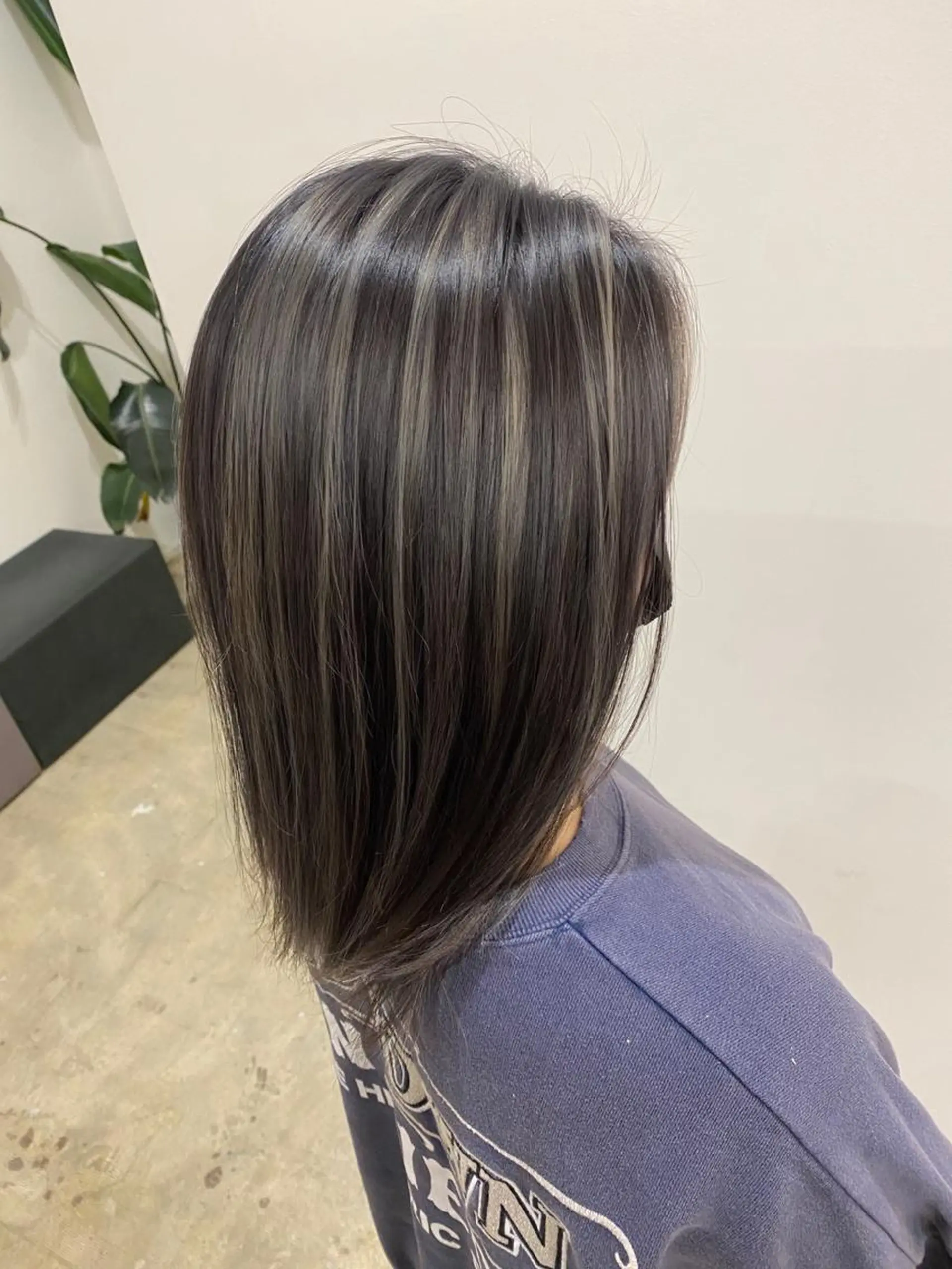 セミロング ハイライト 藤野 凪沙のヘアスタイル