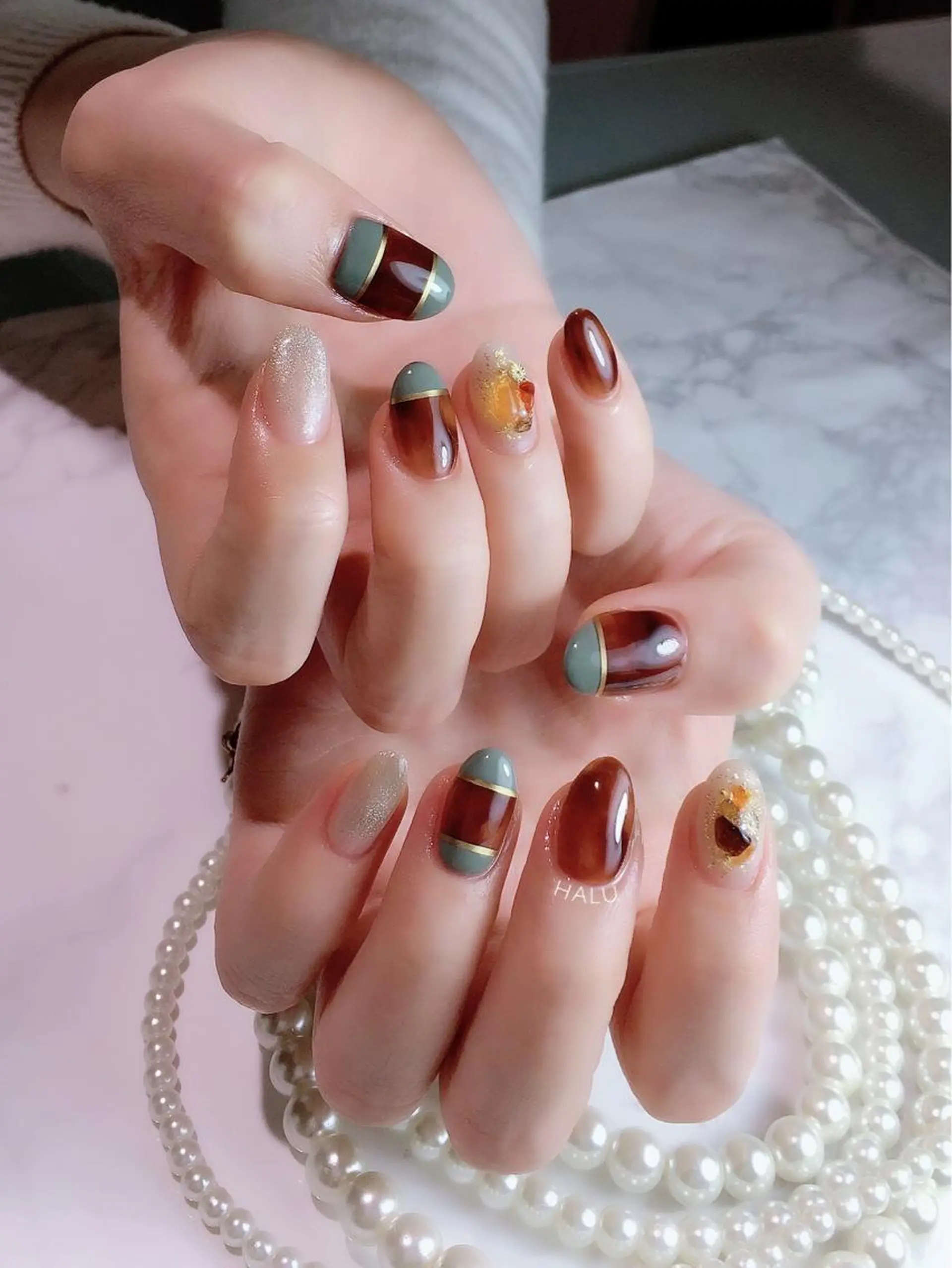 ネイル ブラウン グリーン ニュアンスネイル HALU ハルのネイルデザイン