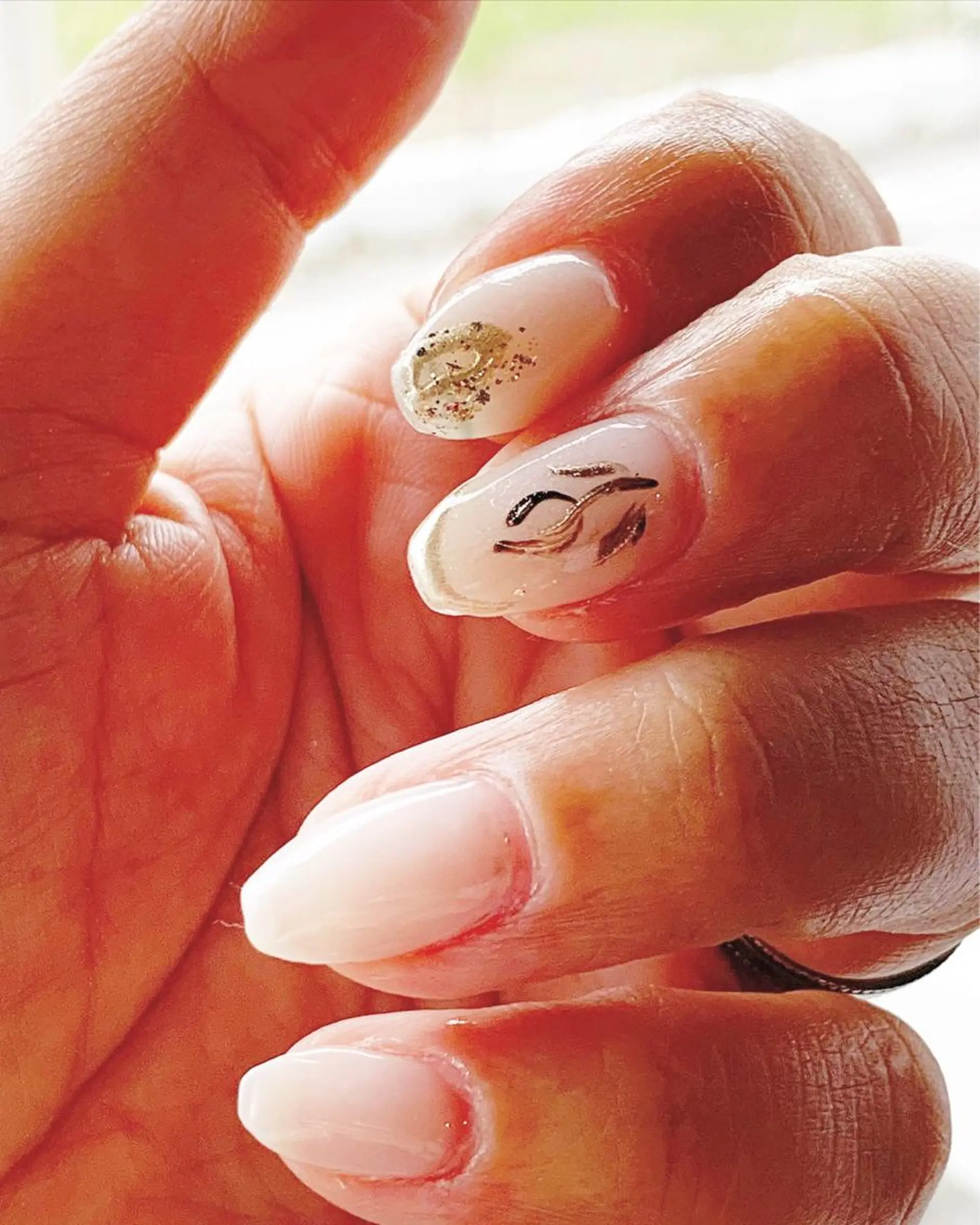 ネイル ゴールド 新山 聖のネイルデザイン