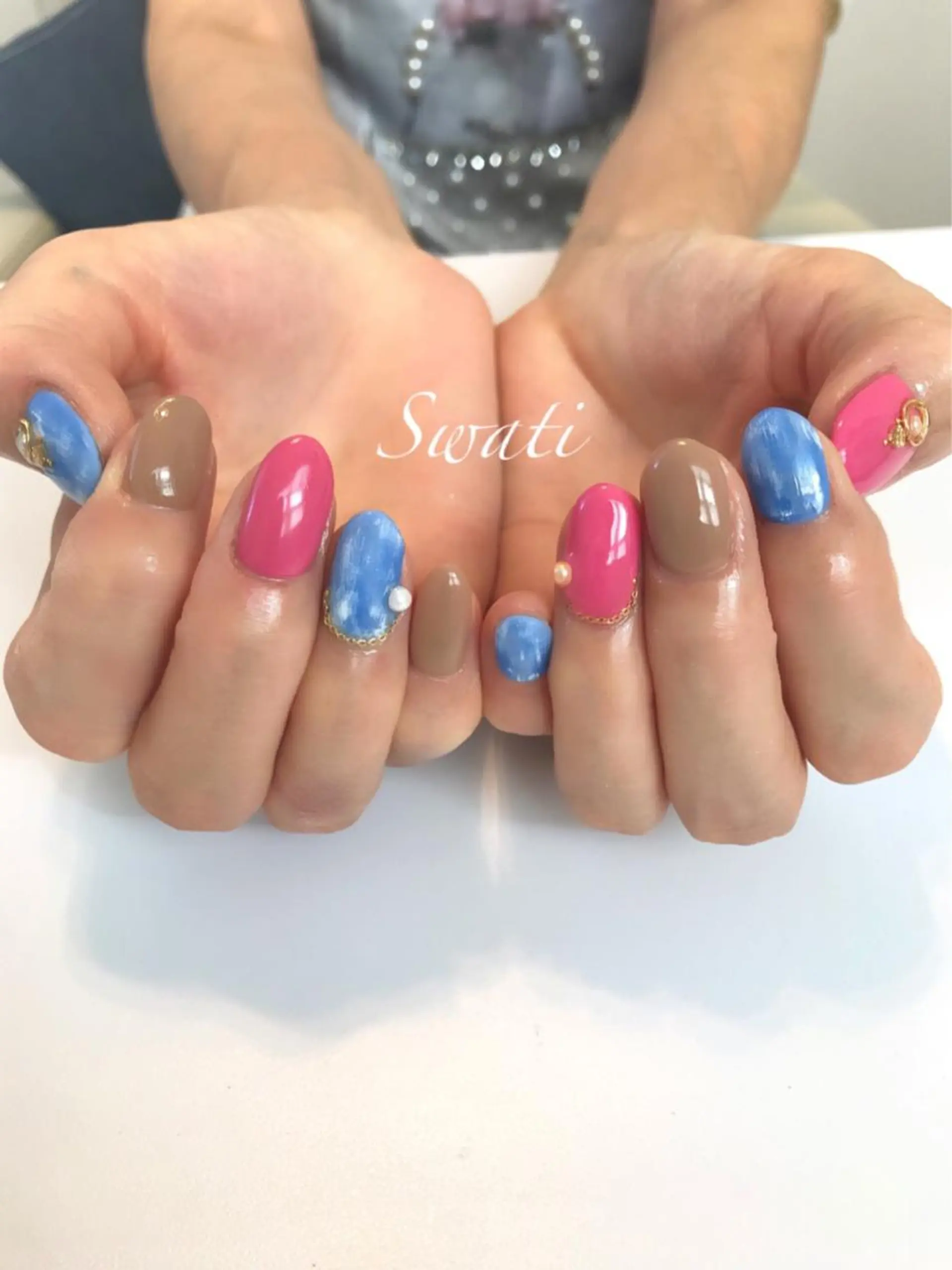 ネイル アートネイル ゴールド マットネイル オフィスネイル ピンク yuko （ネイリスト）のネイルデザイン