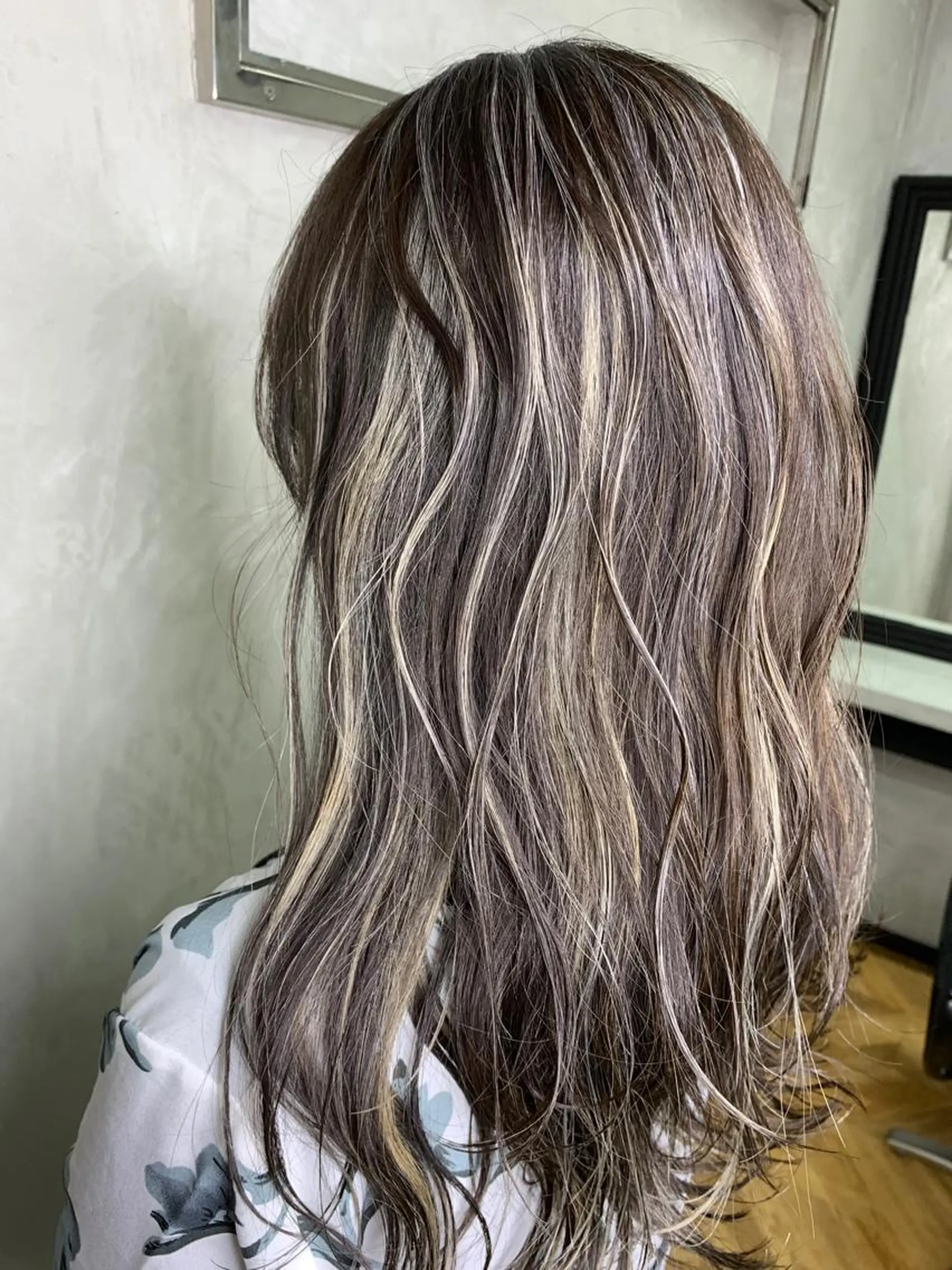 ロング アッシュ ハイライト レイヤーカット Selene hair OSAKAのヘアスタイル