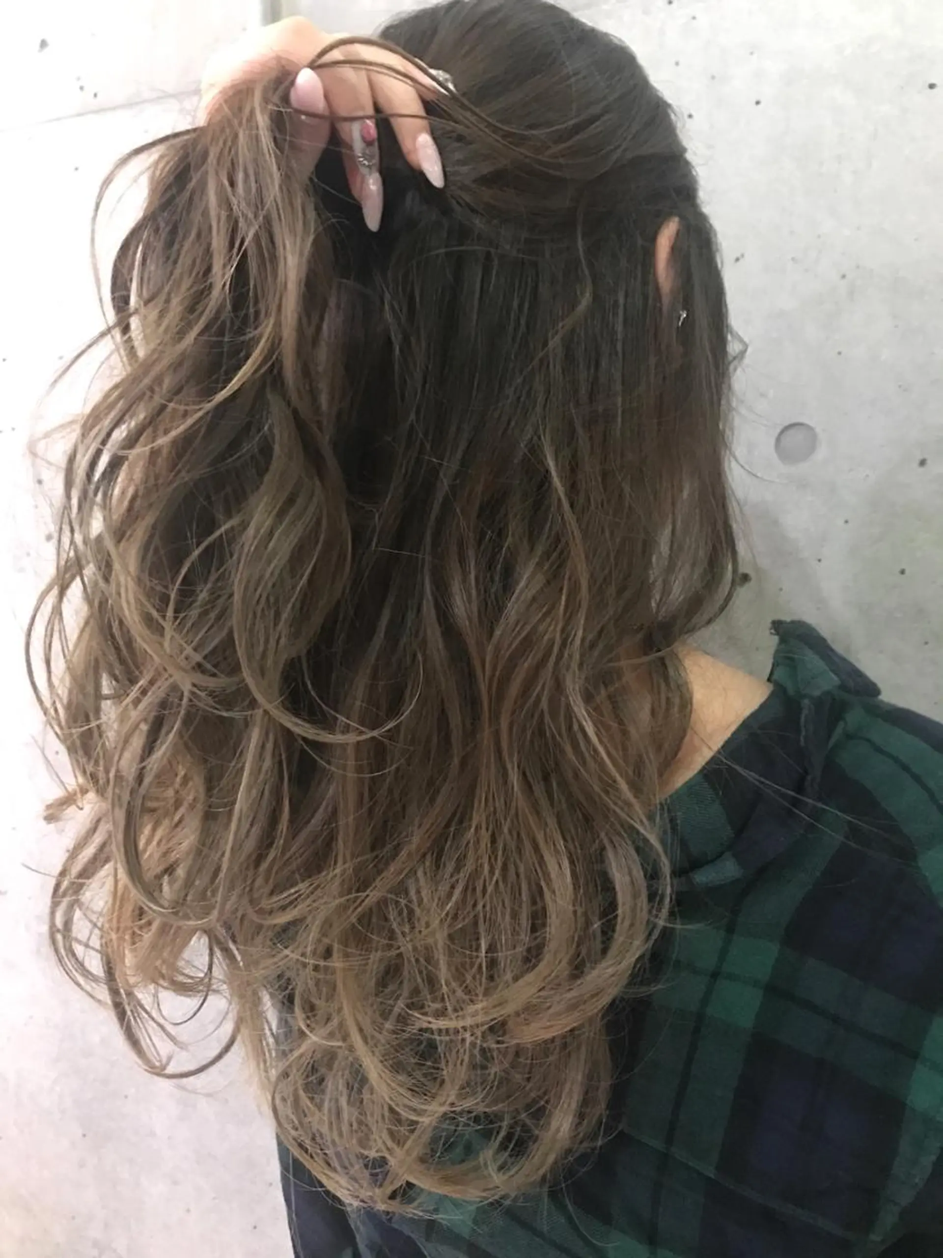 セミロング カラー グラデーションカラー ハイライトカラー ハイライト 北千住でカラーNo1 高橋優輔のヘアスタイル