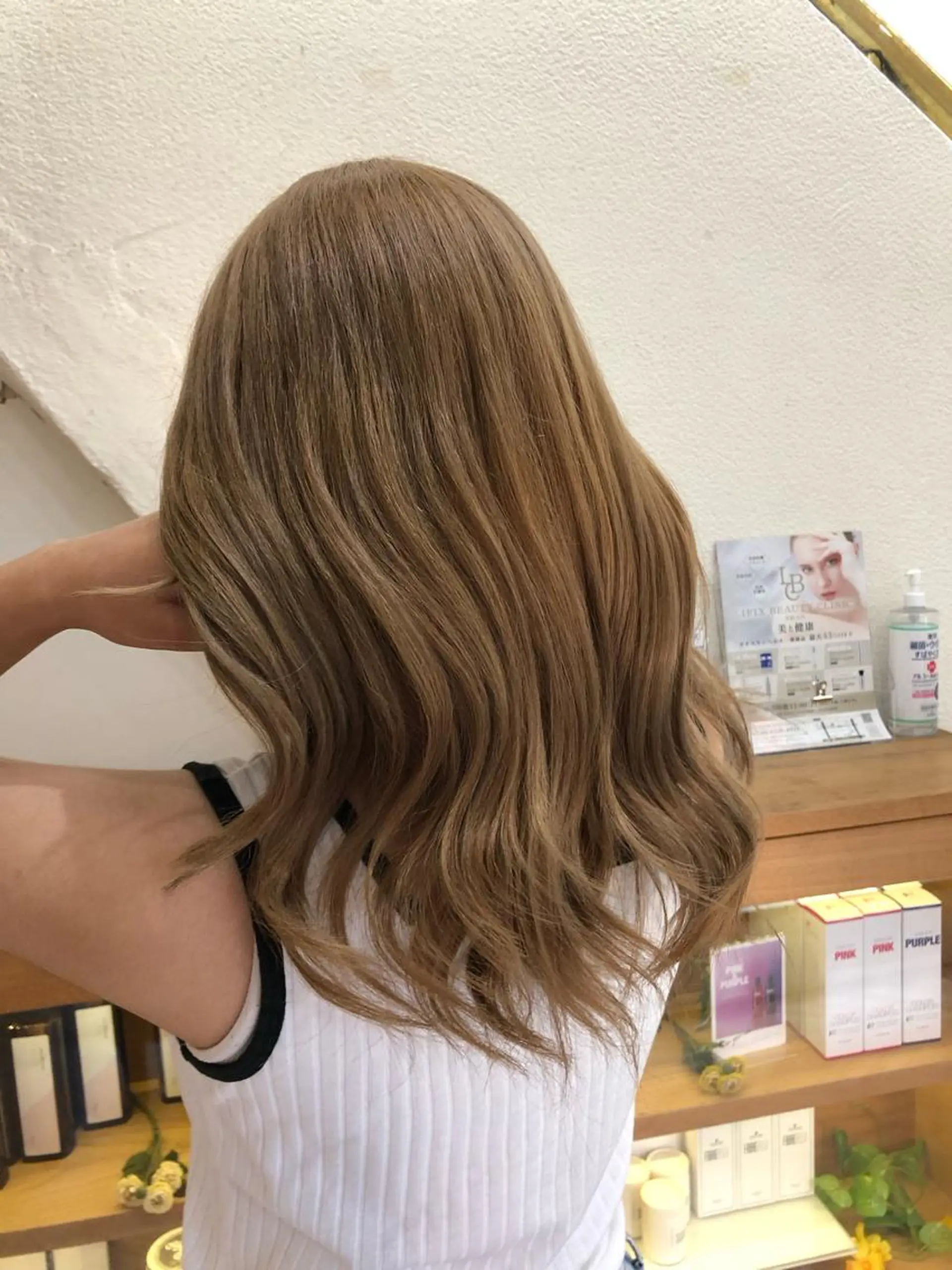 ミディアム カラー ベージュカラー ブリーチ ハイトーンカラー ミルクティーベージュ alpha. カラーエクステ下妻のヘアスタイル