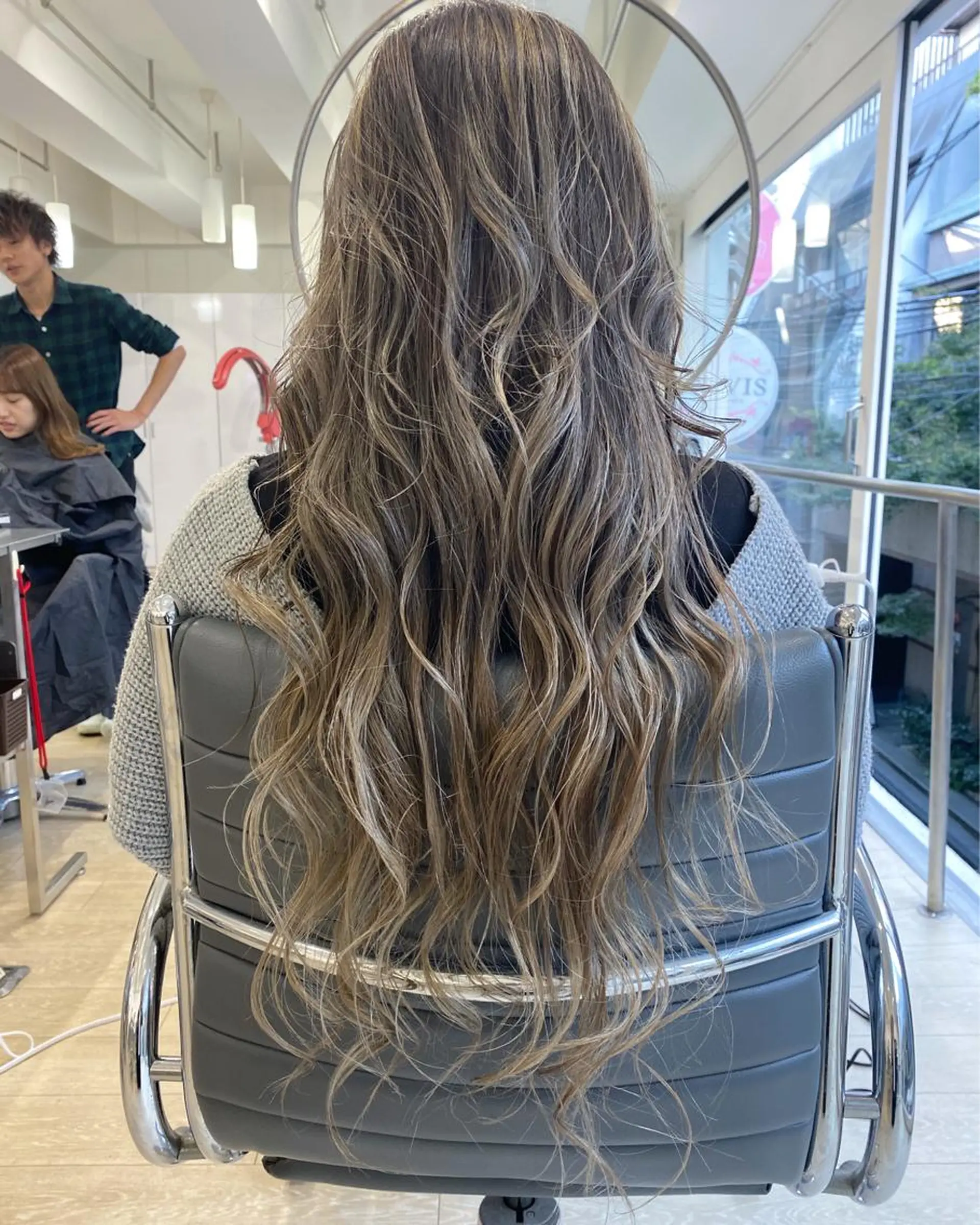 ロング カラー グレージュ ハイライトカラー ミルクティーグレージュ ハイライト ヘアカラー トリートメント Tao所属・藤川 大智のヘアスタイル