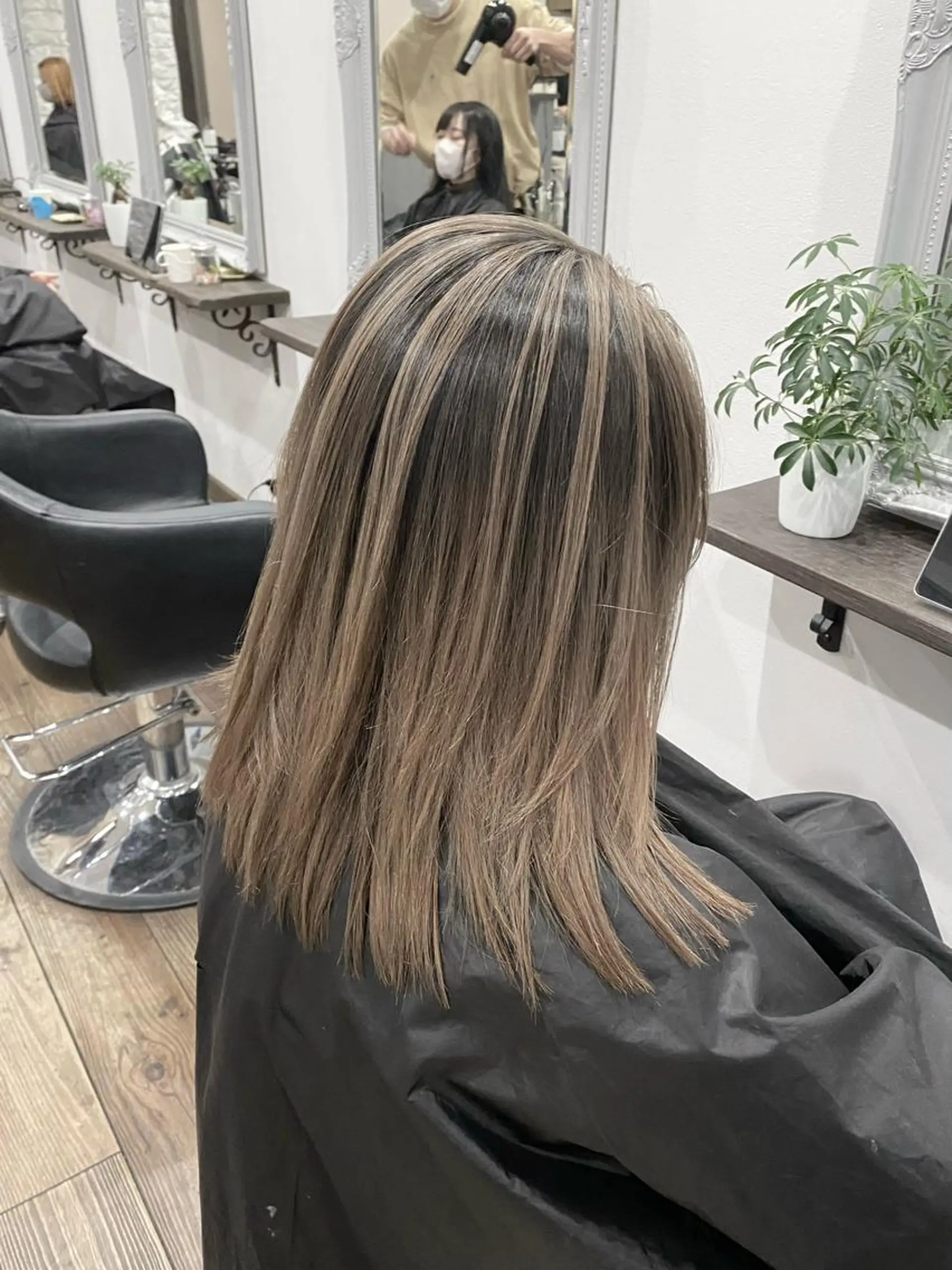 セミロング カット ヘアカラー _White広島所属・バレイヤージュ 隅中秀弥のヘアスタイル