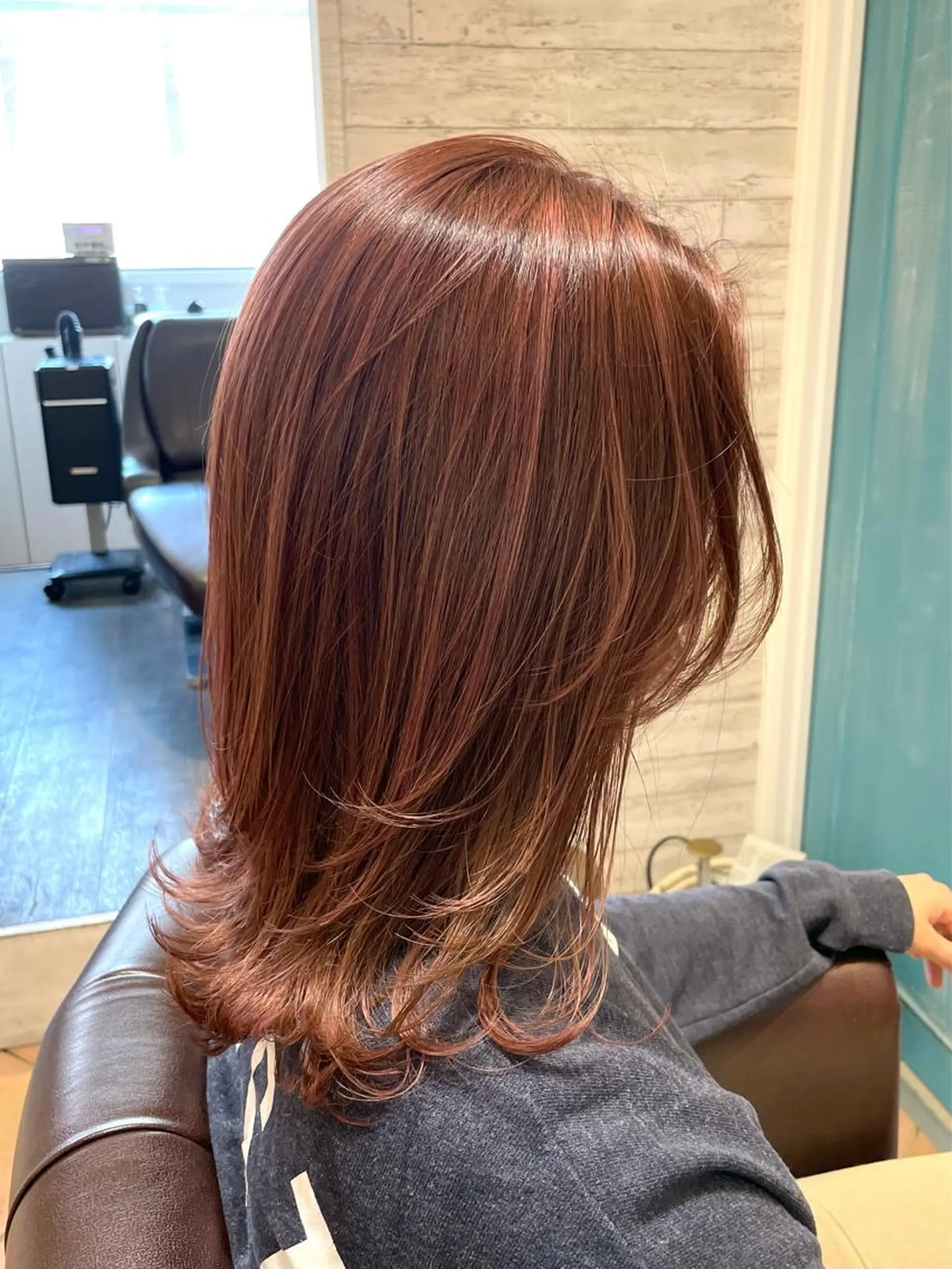 ミディアム カラー ブリーチ 透明感カラー グラデーションカラー ハイライトカラー ハイライト カット ヘアカラー トリートメント アオガミ （前髪顔周りカット）のヘアスタイル