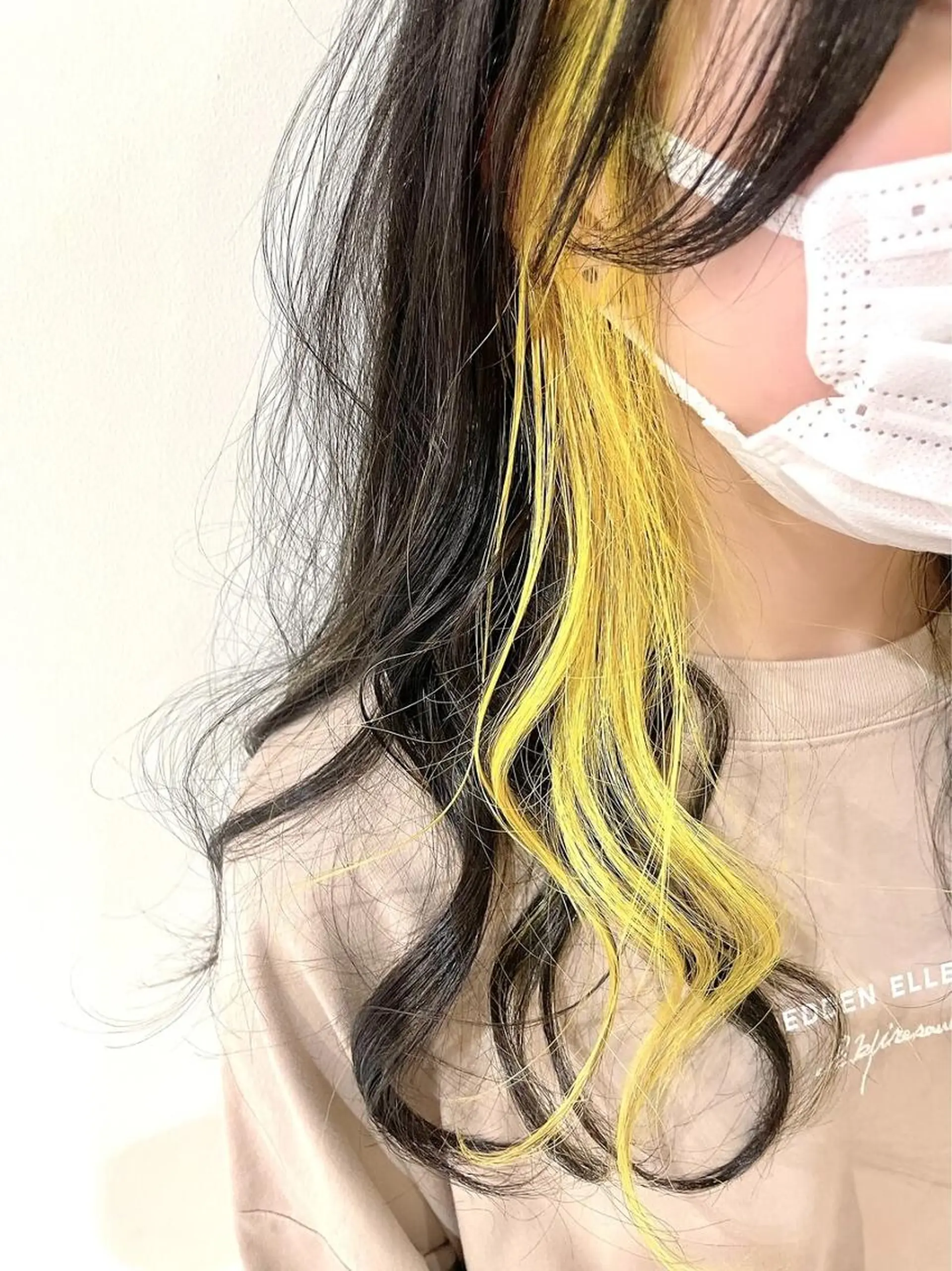 ロング イエローカラー NEOLIVE ROAのヘアスタイル