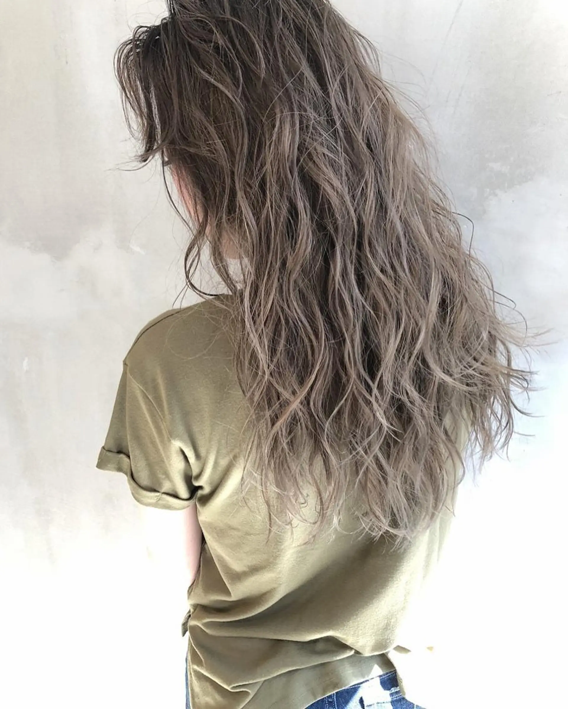 ロング カラー ブリーチ ケアブリーチ ハイライトカラー ハイライト オフホワイトアンドなんば所属・福西 洋斗のヘアスタイル