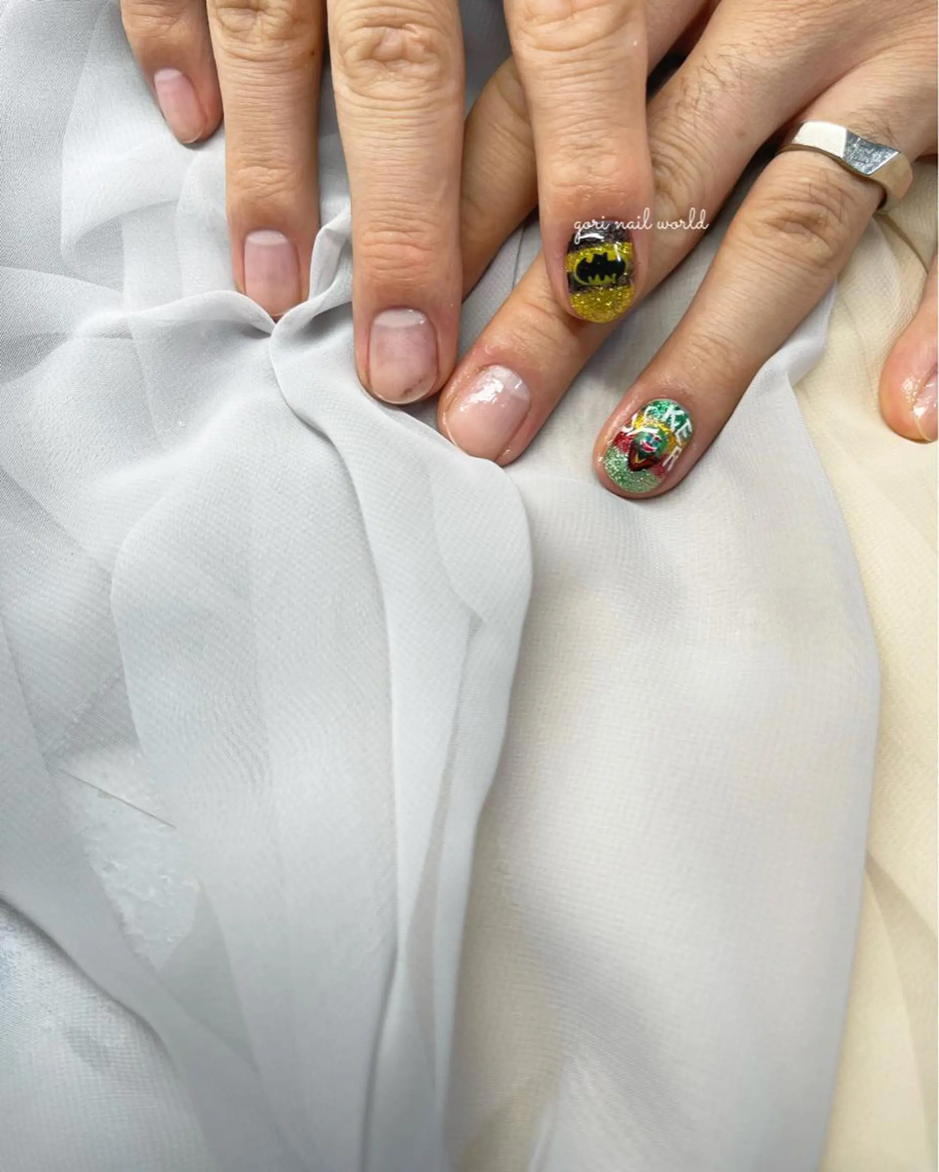 ネイル キラキラネイル ショートネイル 冬ネイル 𝐠𝐨𝐫𝐢 𝐧𝐚𝐢𝐥のネイルデザイン