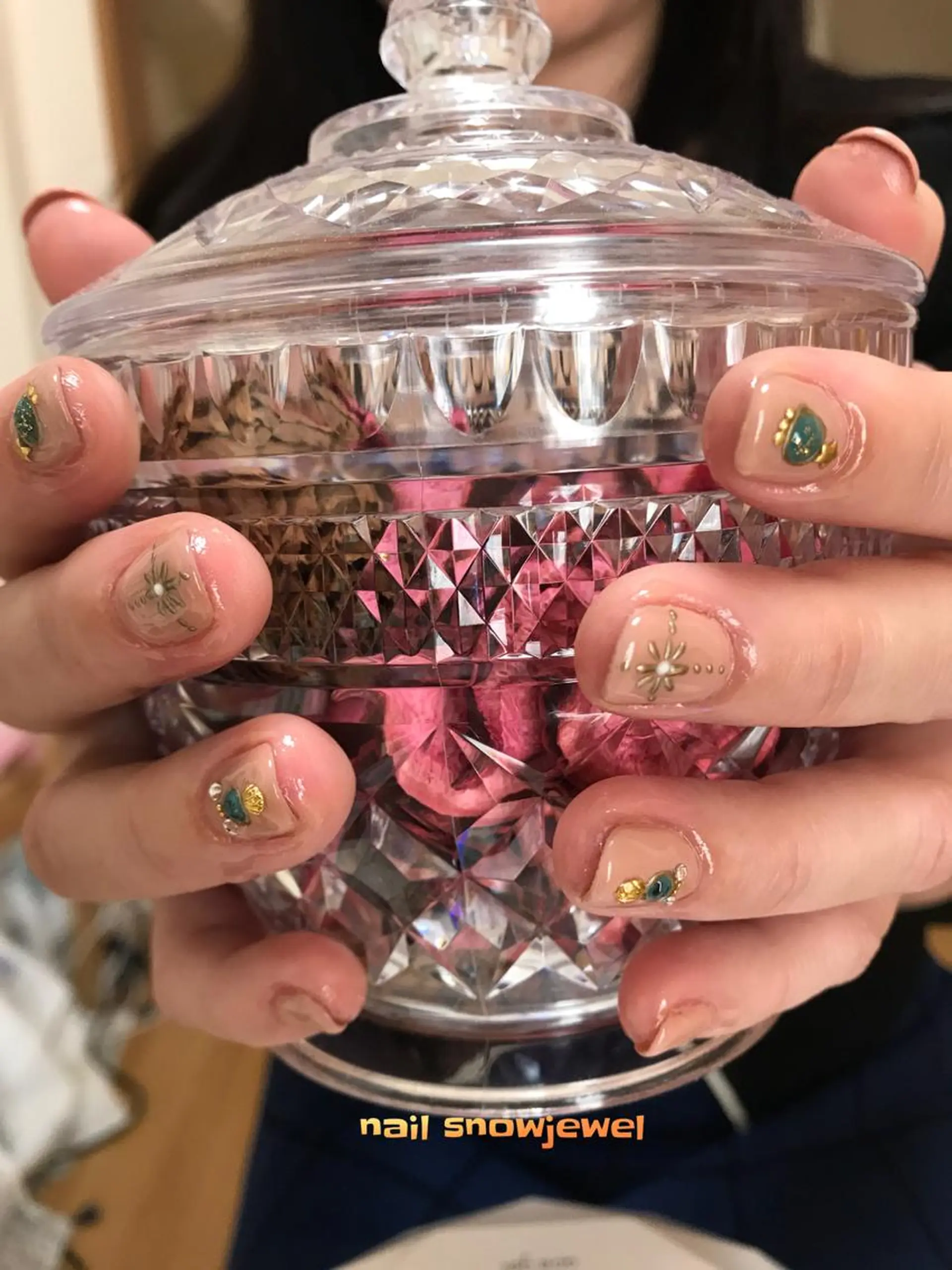 ネイル アートネイル ストーンネイル nail snowjewelのネイルデザイン