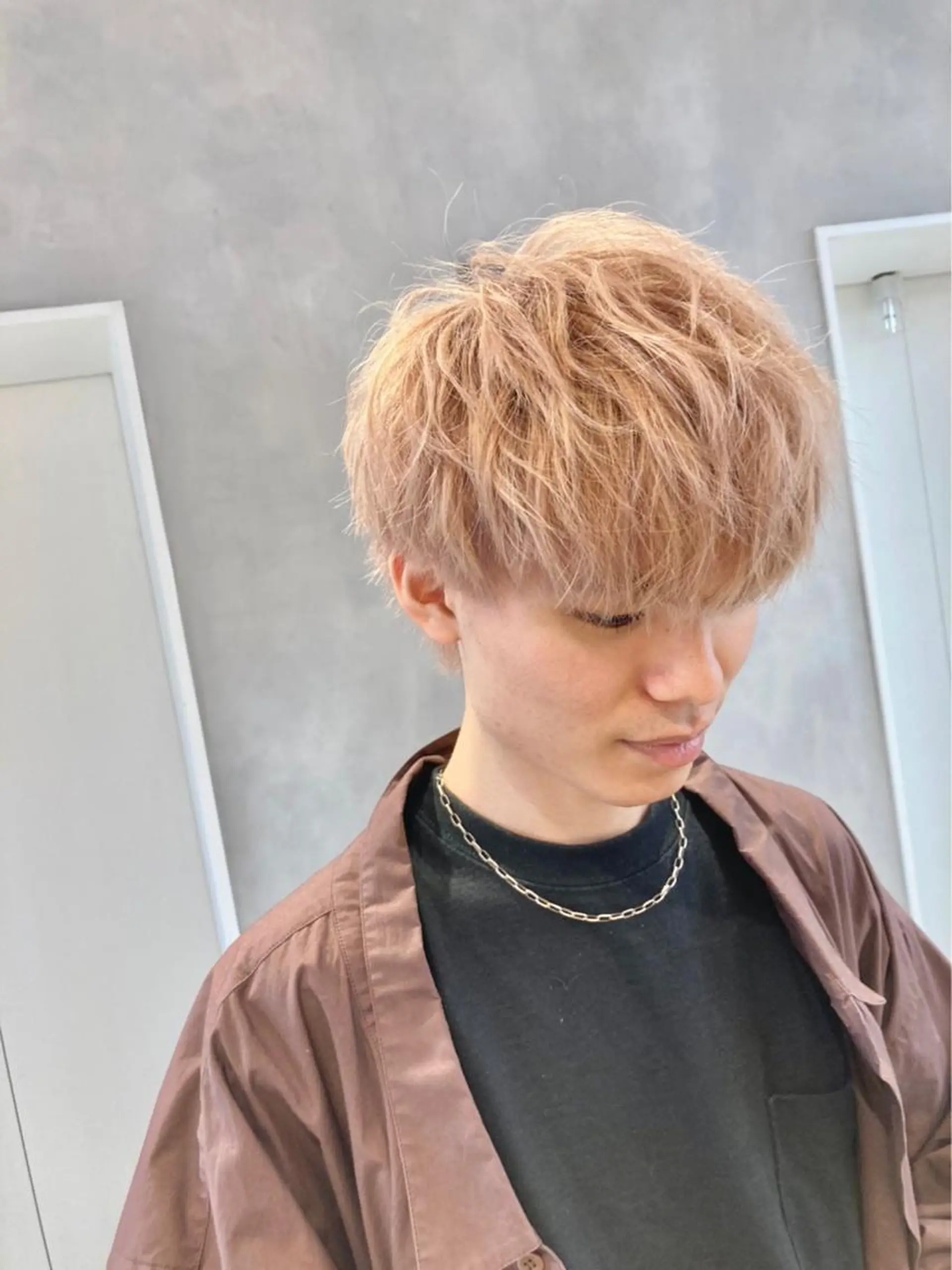 ショート カラー メンズ ベージュカラー ミルクティーベージュ meme原宿所属・ブロンド・ハイトーン ／遠藤将太のヘアスタイル