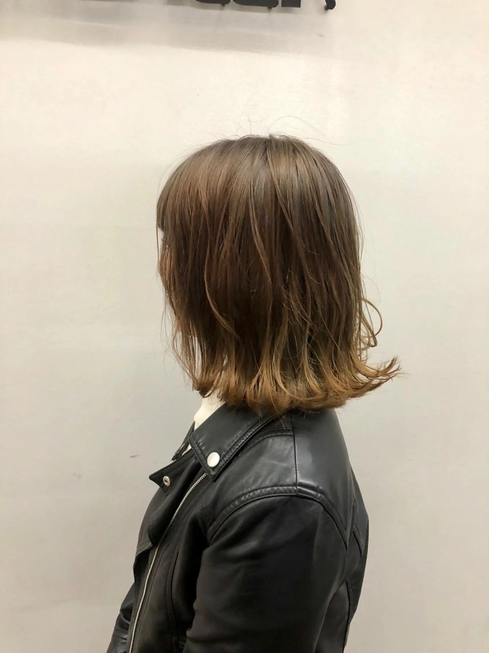 ショート カラー ブリーチ グレージュ ミルクティーグレージュ シェアサロン　シエナ所属・東條 克義のヘアスタイル