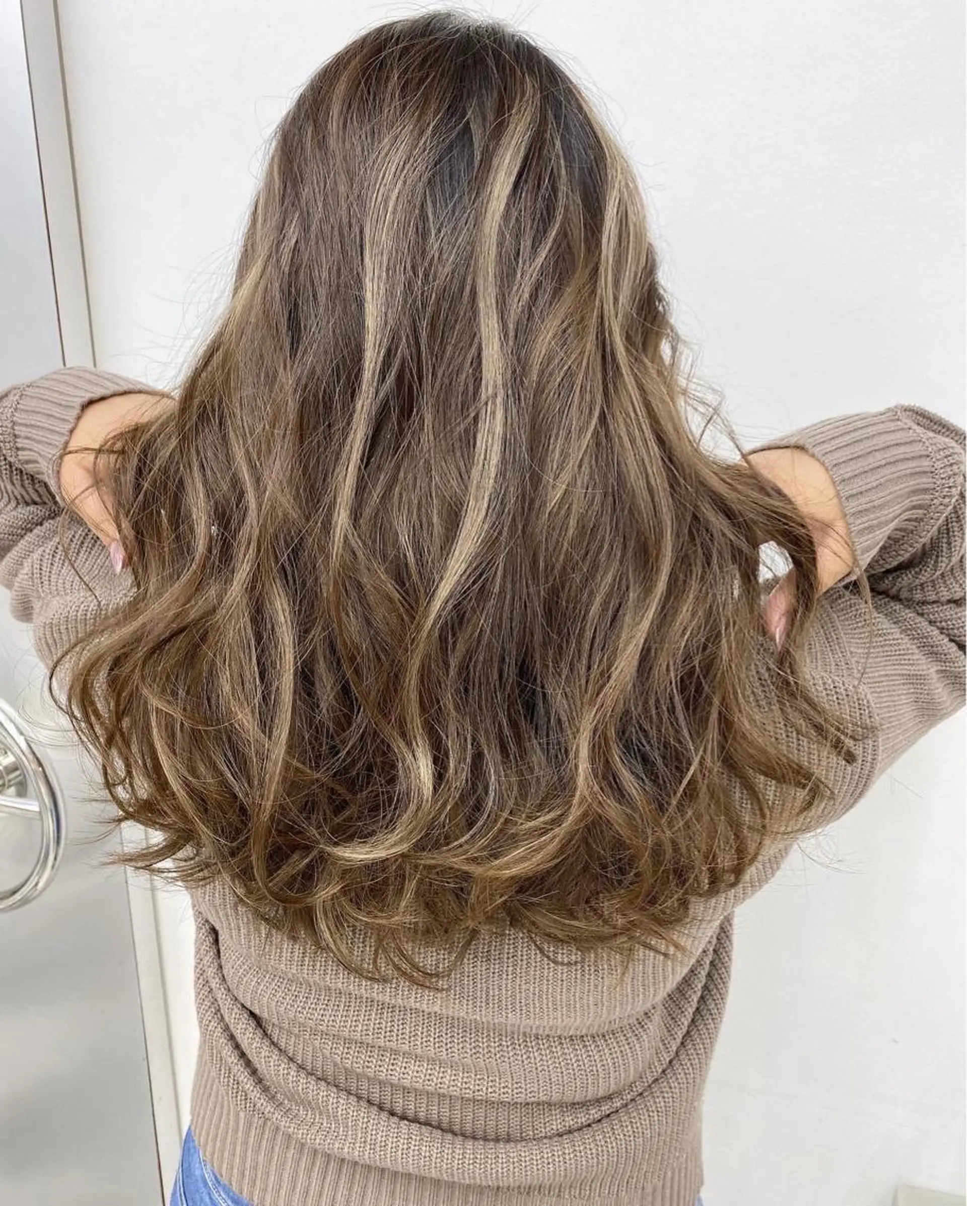 ロング 白髪ぼかしハイライト めさきすずなのヘアスタイル