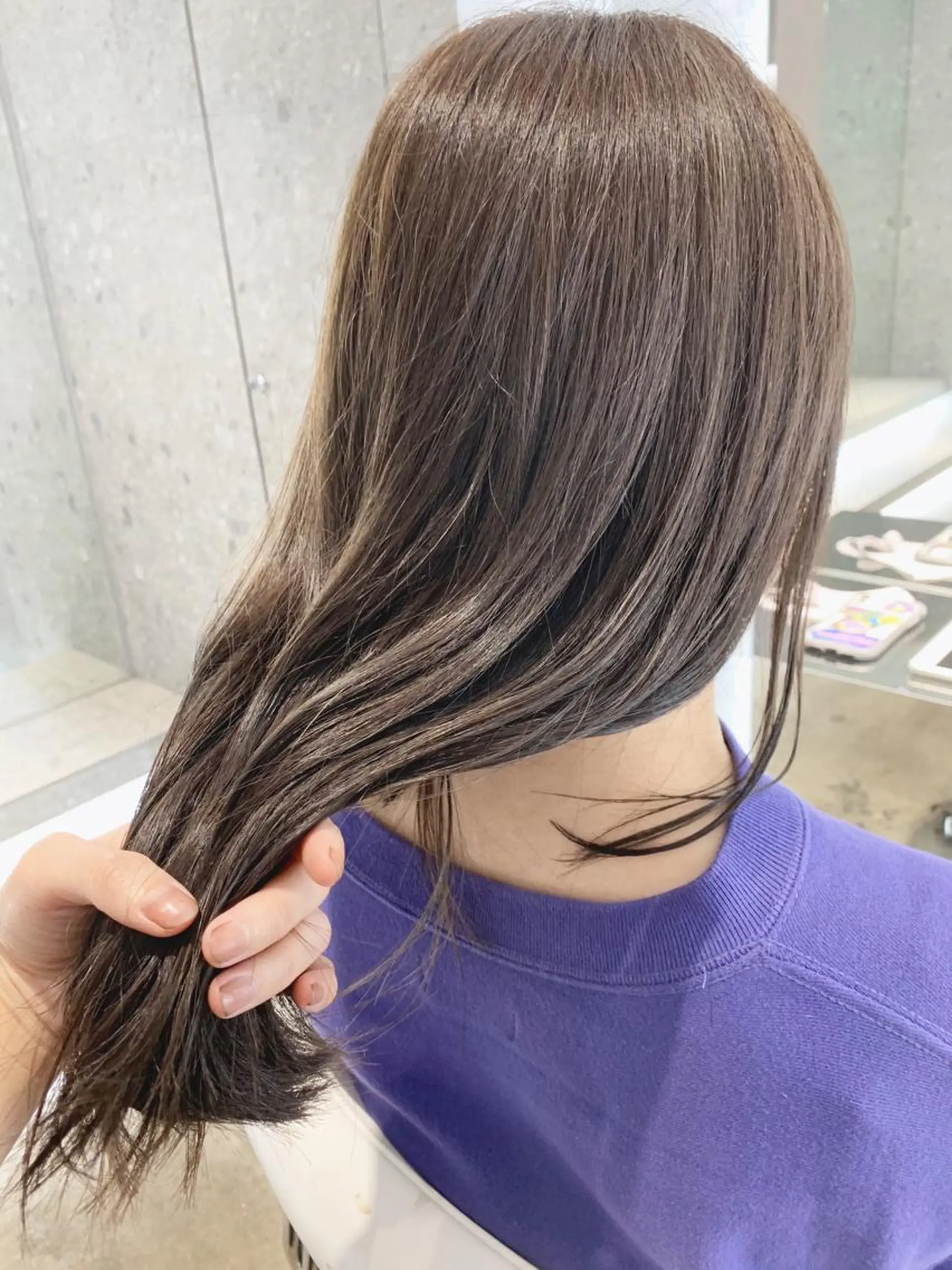 ロング カラー 黒髪 グレージュ ハイライトカラー ハイライト カット ヘアカラー トリートメント PHIDGE所属・山下 千明のヘアスタイル