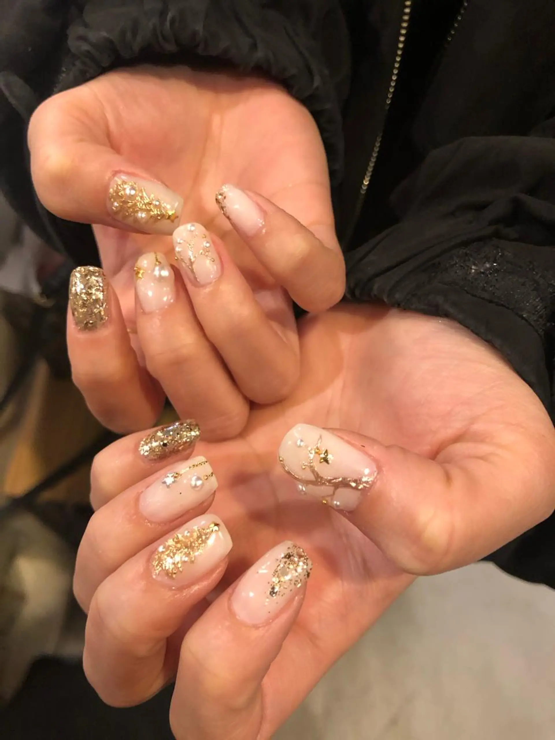 ネイル ゴールド キラキラネイル ホワイト 冬ネイル クリスマス muhl by DILL所属・. wakanaのネイルデザイン