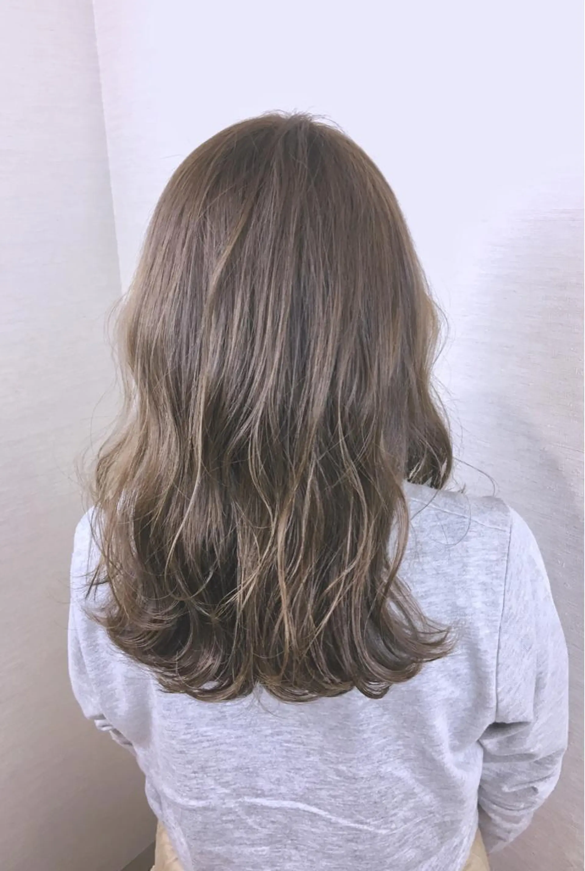 ミディアム ブリーチなしダブル/ レイヤーカット 小棹のヘアスタイル