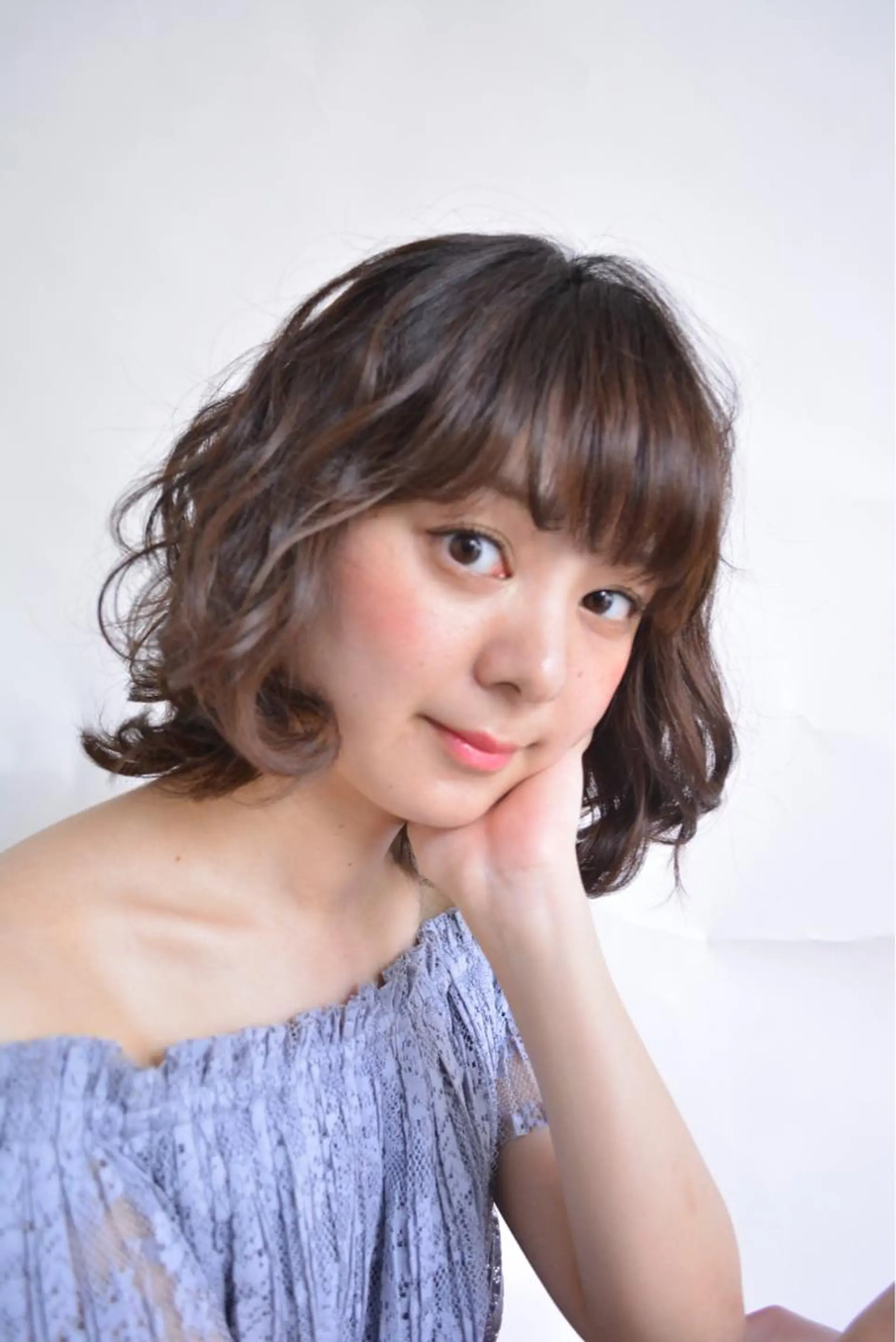 ショート ミディアム セミロング カラー ミディアムパーマ セミロングパーマ ブルーカラー ブルージュ グレージュ 推し活専用 【派手髪】飯野ゆかりのヘアスタイル