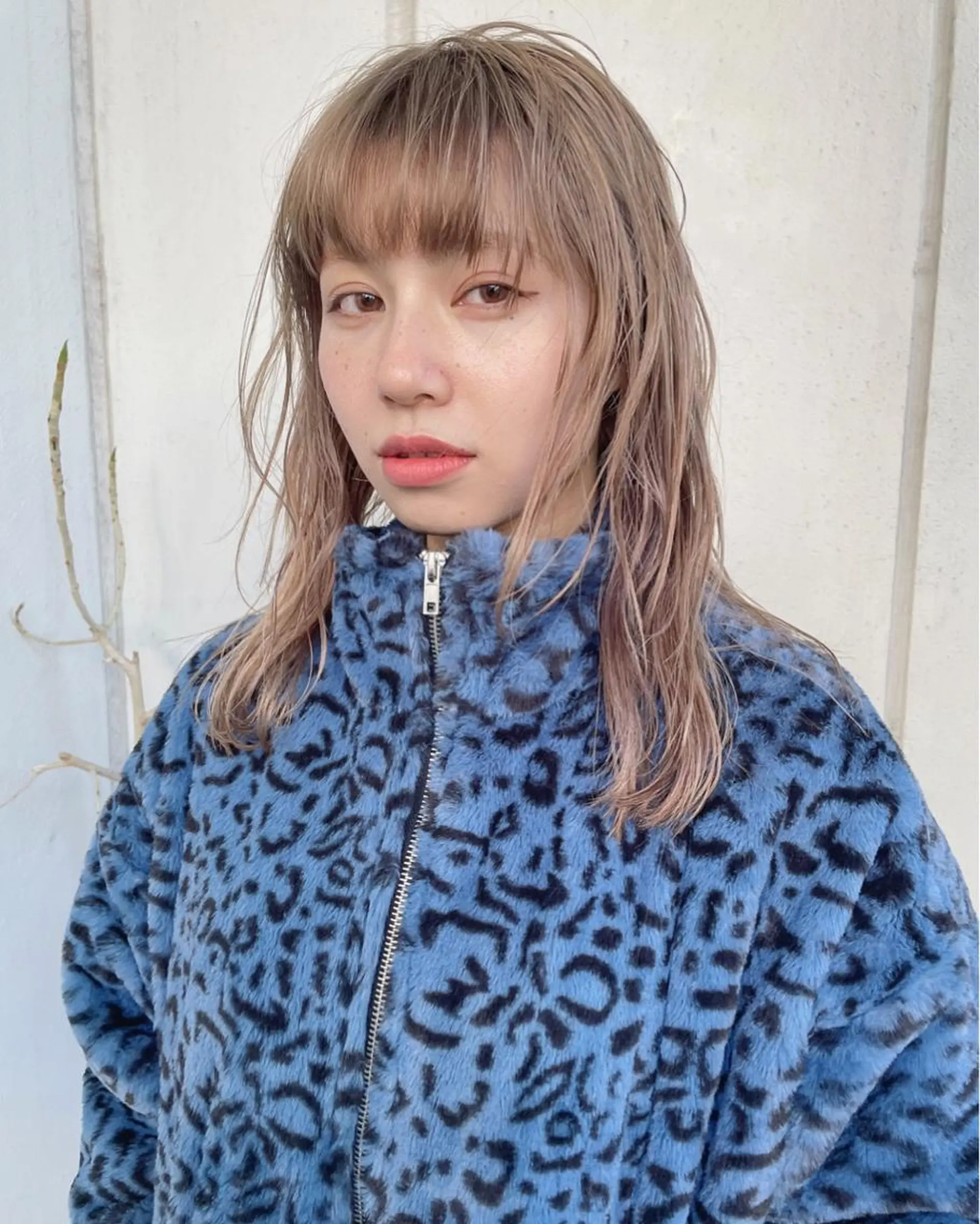 セミロング カラー ベージュカラー ブロンド ブロンドベージュ くせ毛 カット ヘアカラー トリートメント Loom.所属・村上雅人 ナチュラルモードのヘアスタイル