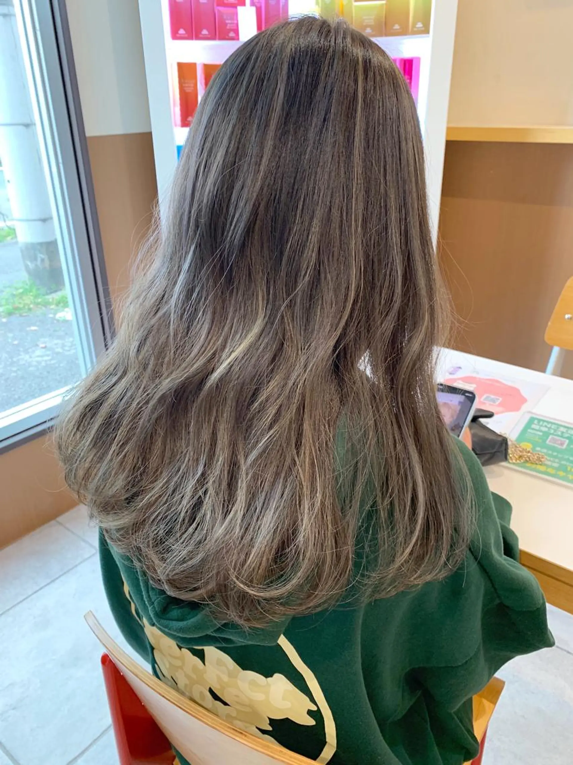 ロング アッシュ アッシュグレー ハイライト ヘアカラー mako🌷ミニモ 限定クーポン多数🆕のヘアスタイル