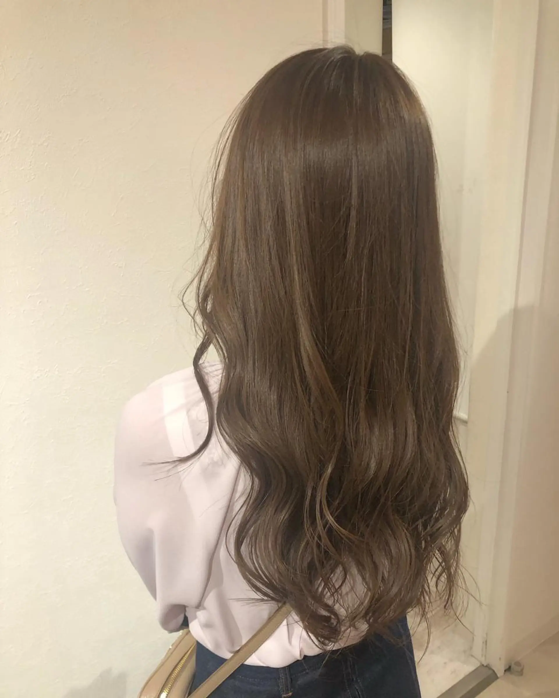 ロング パーマ カラー ベージュカラー イルミナカラー オリーブベージュ ヨシンモリ ロング newi grande 横浜店のヘアスタイル