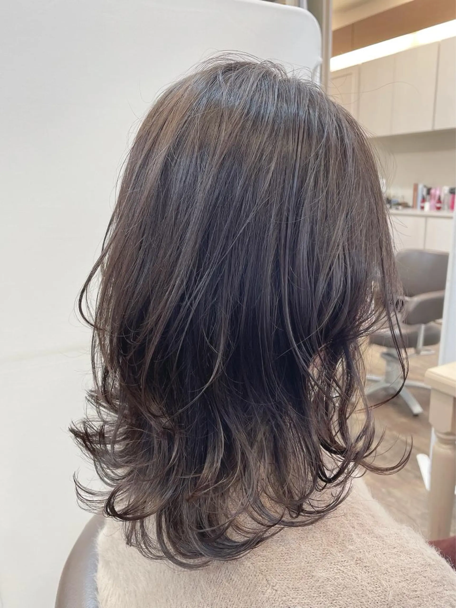 ミディアム カラー イルミナカラー シルバー くびれヘア くびれレイヤー レイヤーカット カット ヘアカラー 尚平 40代からの 髪質改善専門のその他イメージ