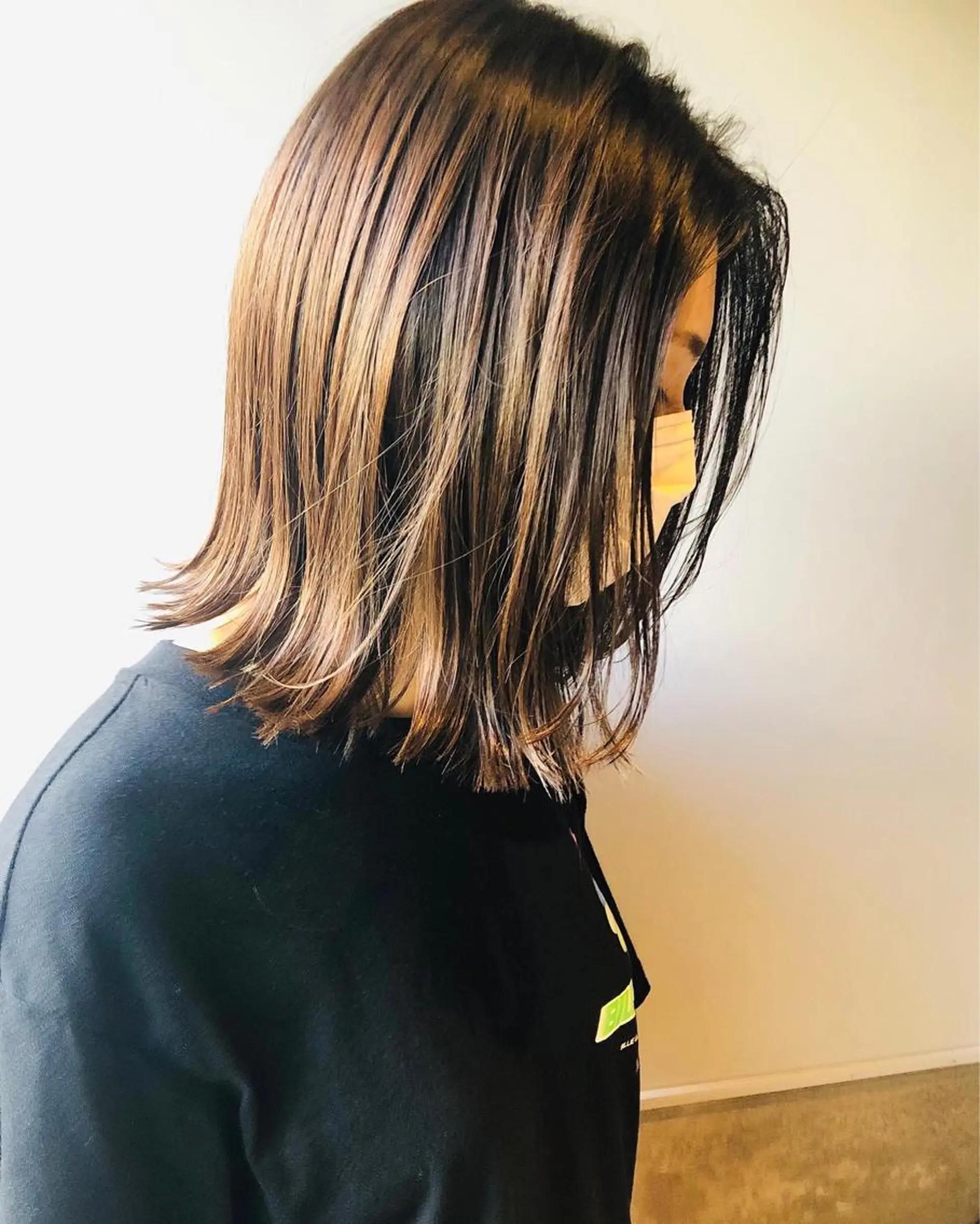 ミディアム カット ヘアカラー トリートメント ケアブリーチ/ エクステ/レイヤーのヘアスタイル