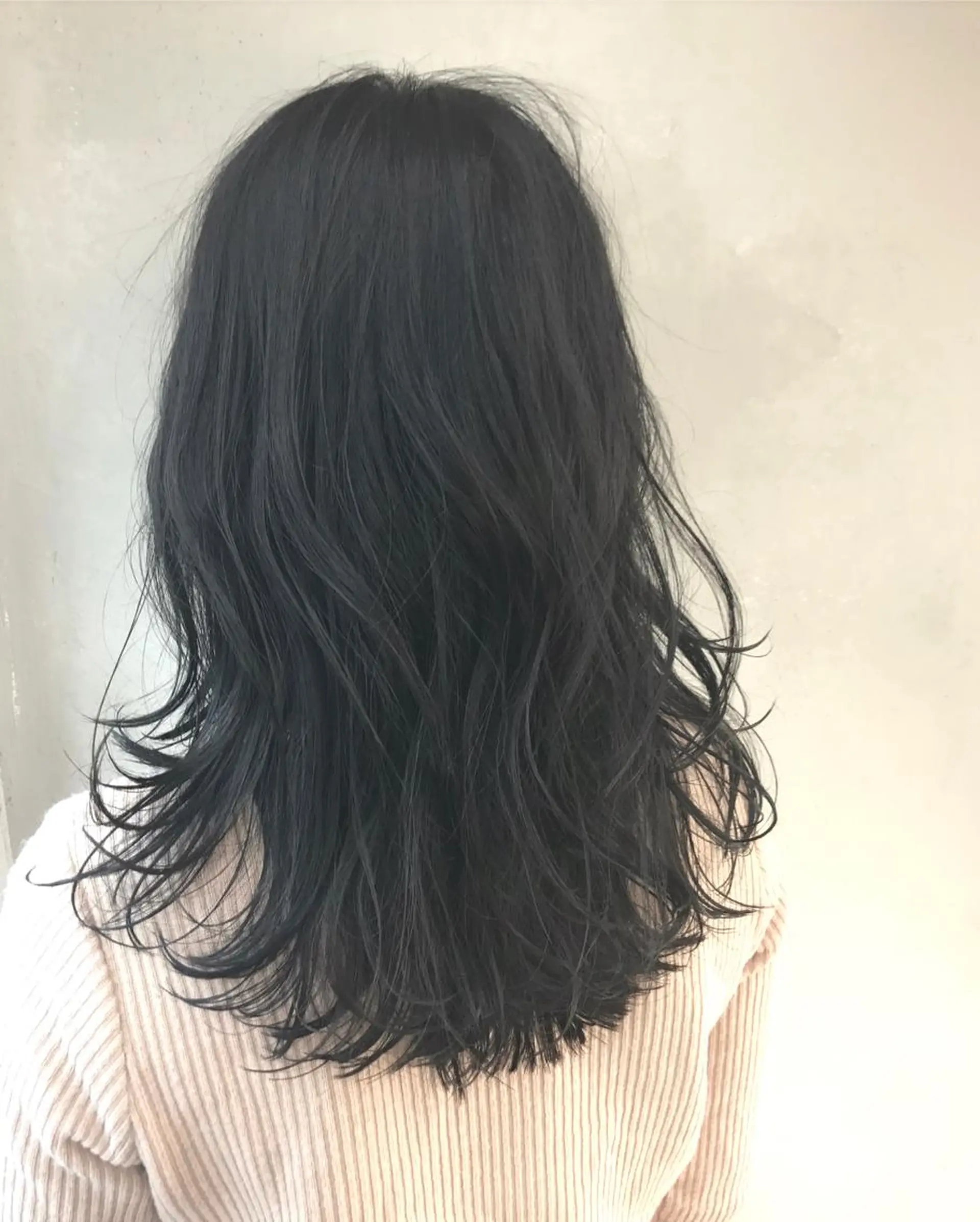 セミロング TOMOYAレイヤー ブリーチ縮毛矯正のヘアスタイル