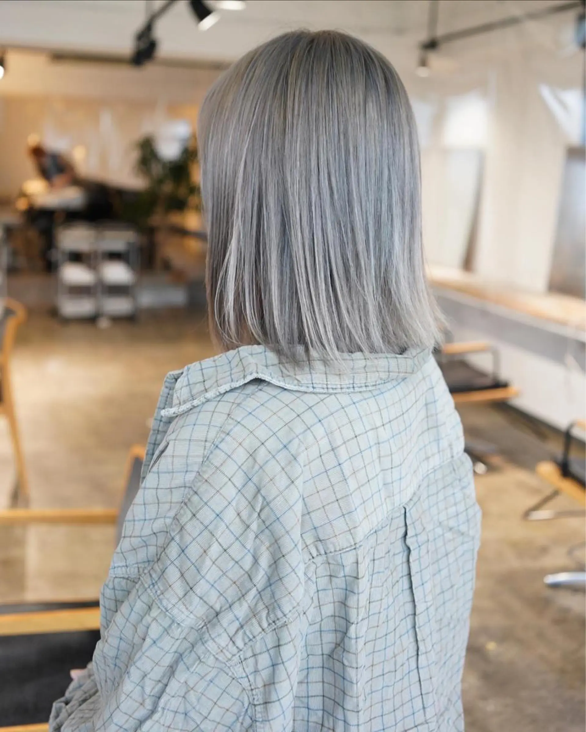 ミディアム カラー シルバー ヘアカラー トリートメント ハイトーン/レイヤー /ケアブリーチ石川治のヘアスタイル