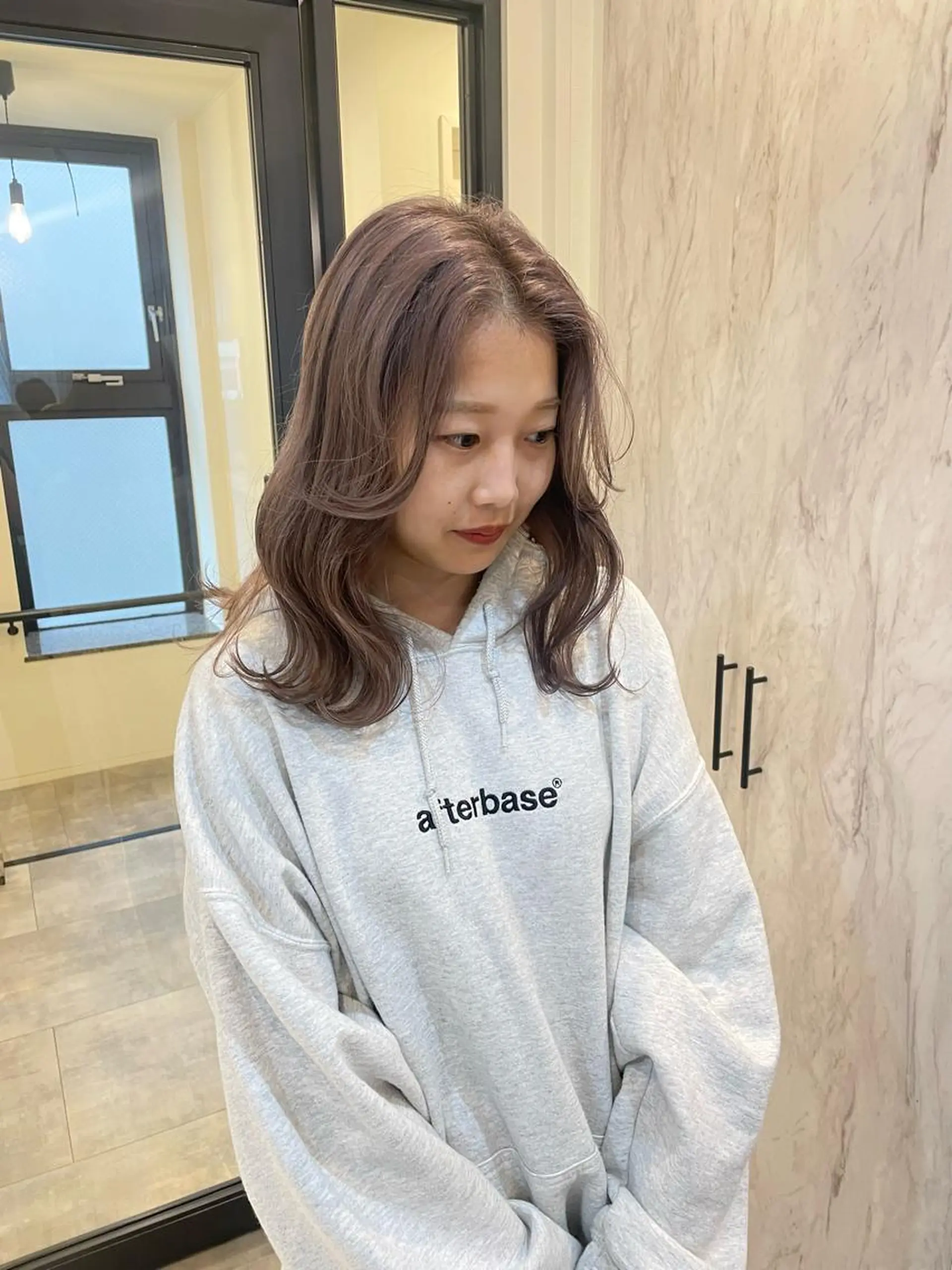 セミロング カラー ダブルカラー グレージュ ラベンダーカラー ラベンダーグレージュ ラベンダーグレー ヘアカラー 渋谷 留菜のヘアスタイル