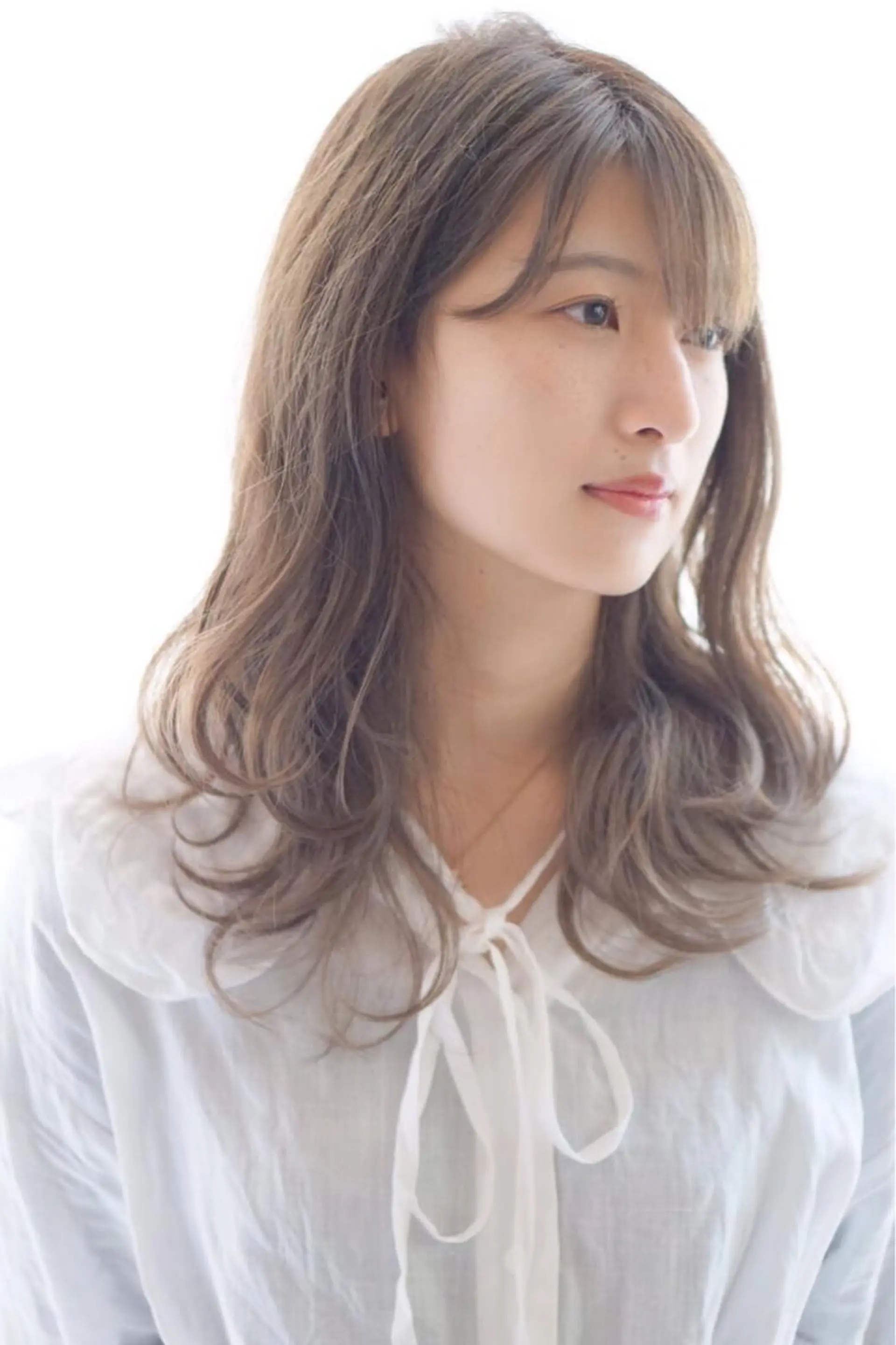 セミロング カラー ベージュカラー ブリーチ ミルクティーベージュ レイヤーカット ディレクター ノナカのヘアスタイル