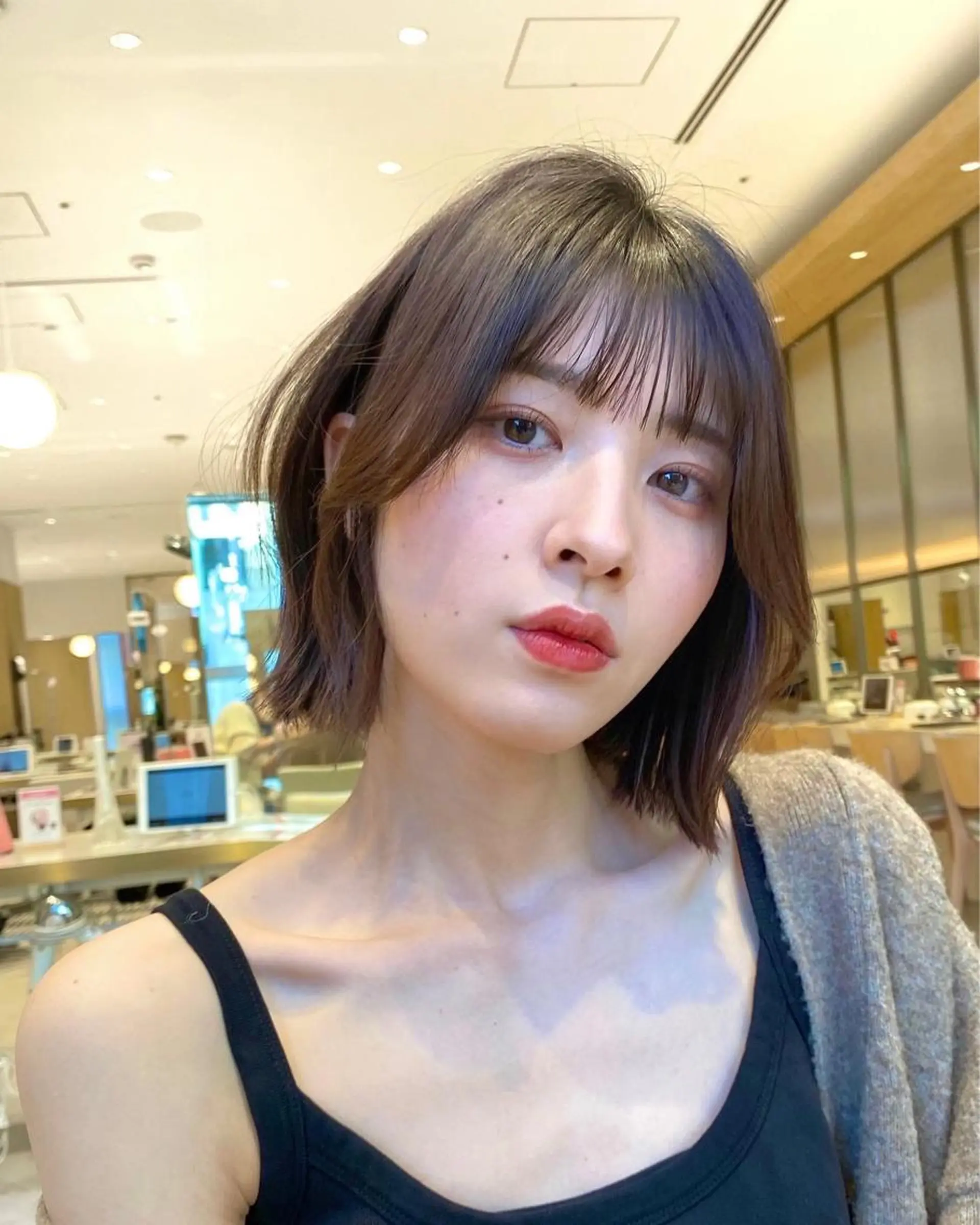 ミディアム カラー パーマ ヘアアレンジ 切りっぱなしボブ アディクシーカラー ブリーチ 透明感カラー イルミナカラー カット ヘアカラー トリートメント ヘアセット 小野寺瑞希 /最小顔カットのヘアスタイル