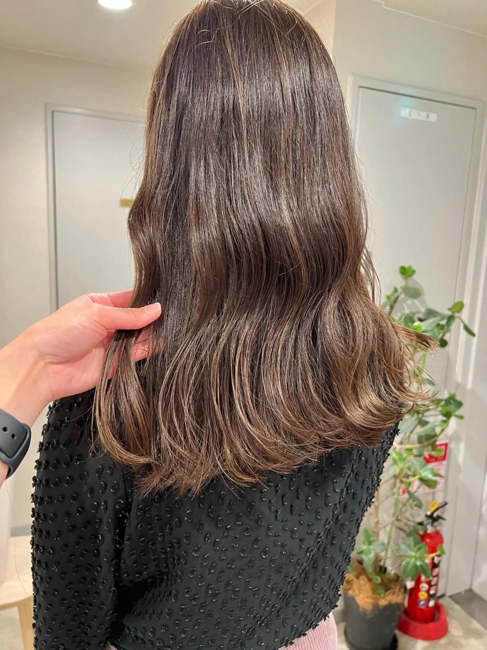 ロング カラー 透明感カラー グレージュ オリーブグレージュ オリーブグレー ✨️今だけ無料✨️ 鶴田みなみのヘアスタイル