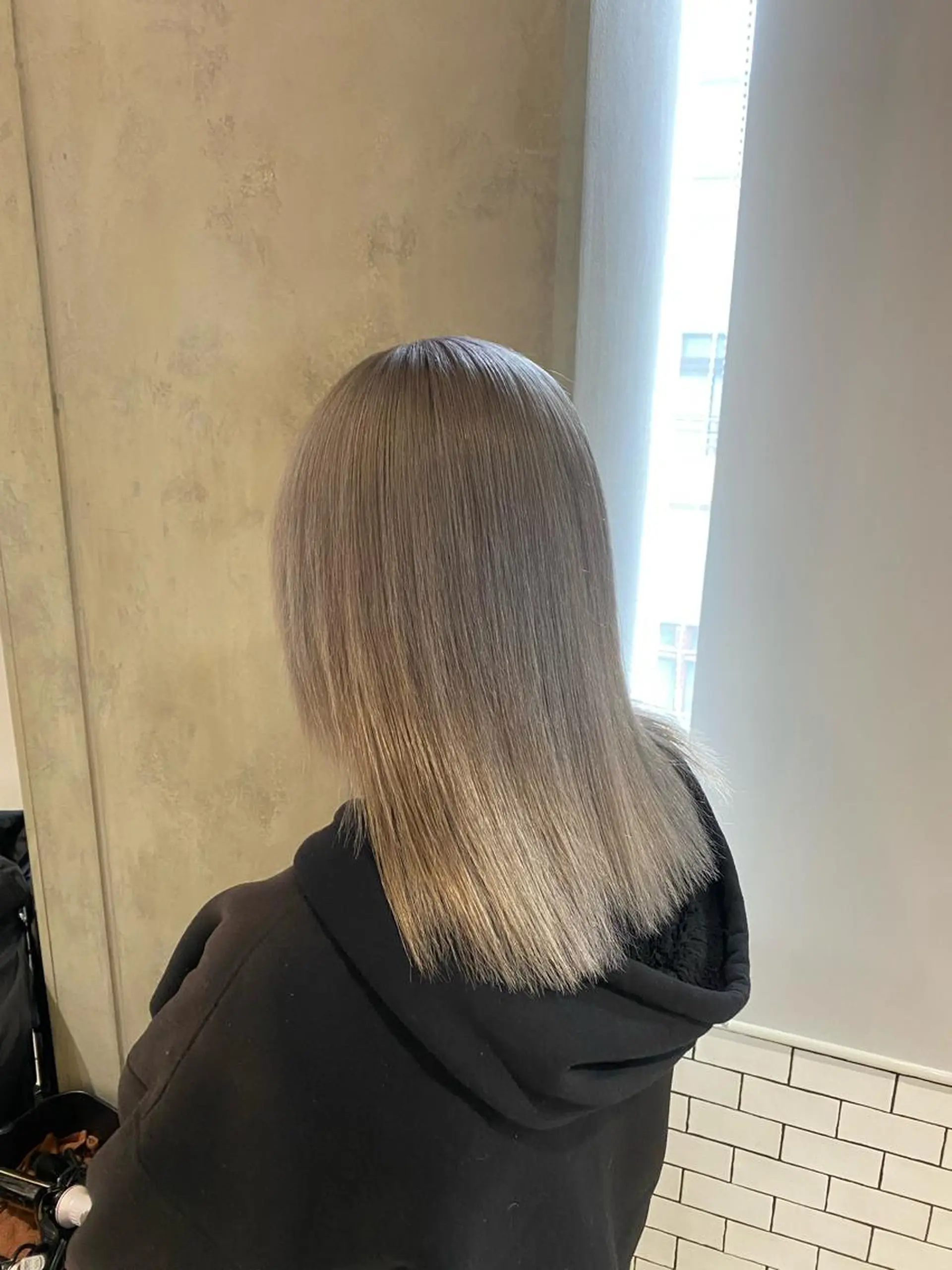 ミディアム カラー ベージュカラー シルバー シルバーベージュ ハイトーンエフェクト ブリーチいち丸のヘアスタイル