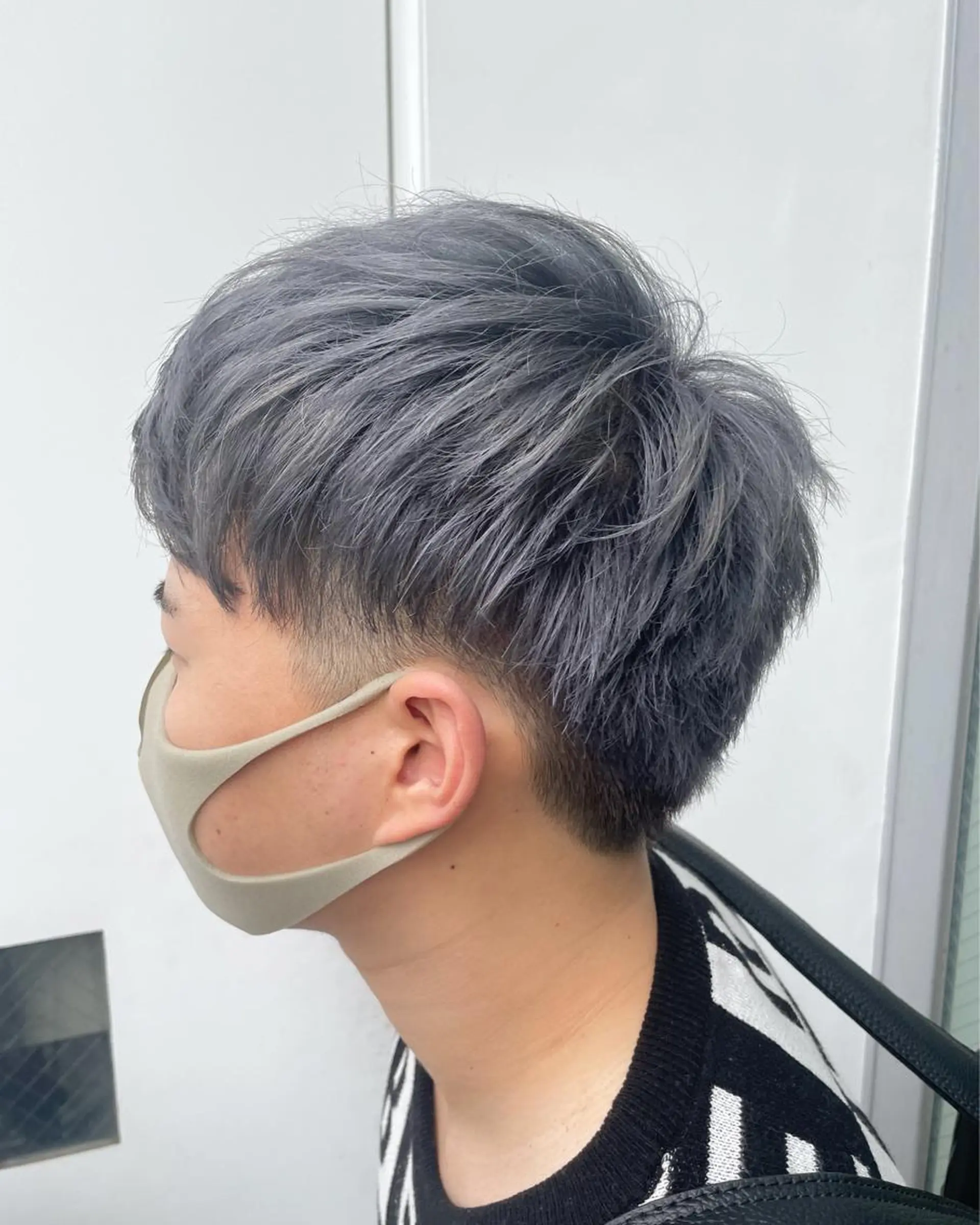 カラー メンズ メンズブリーチ アディクシーカラー ブリーチ シルバー カット ヘアカラー トリートメント 本山　くせ毛のカット 尾島光季のヘアスタイル