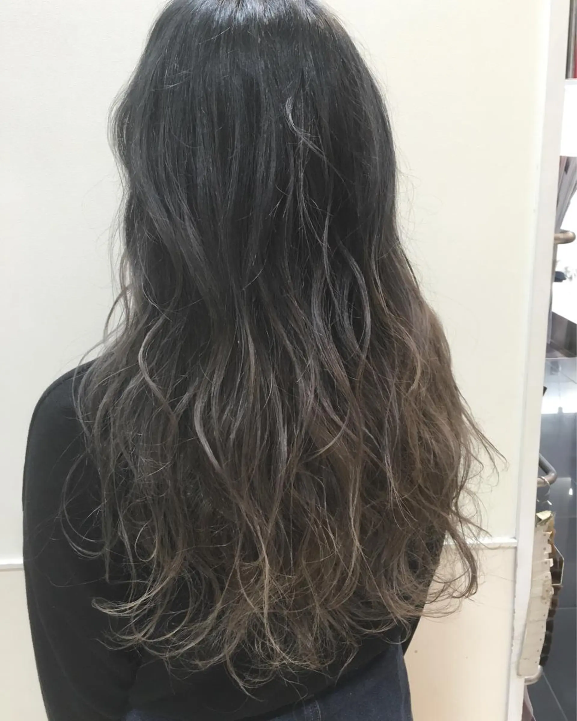 カラー アッシュ ダークアッシュ グラデーションカラー グレージュ シルバー 早川 真幸のヘアスタイル