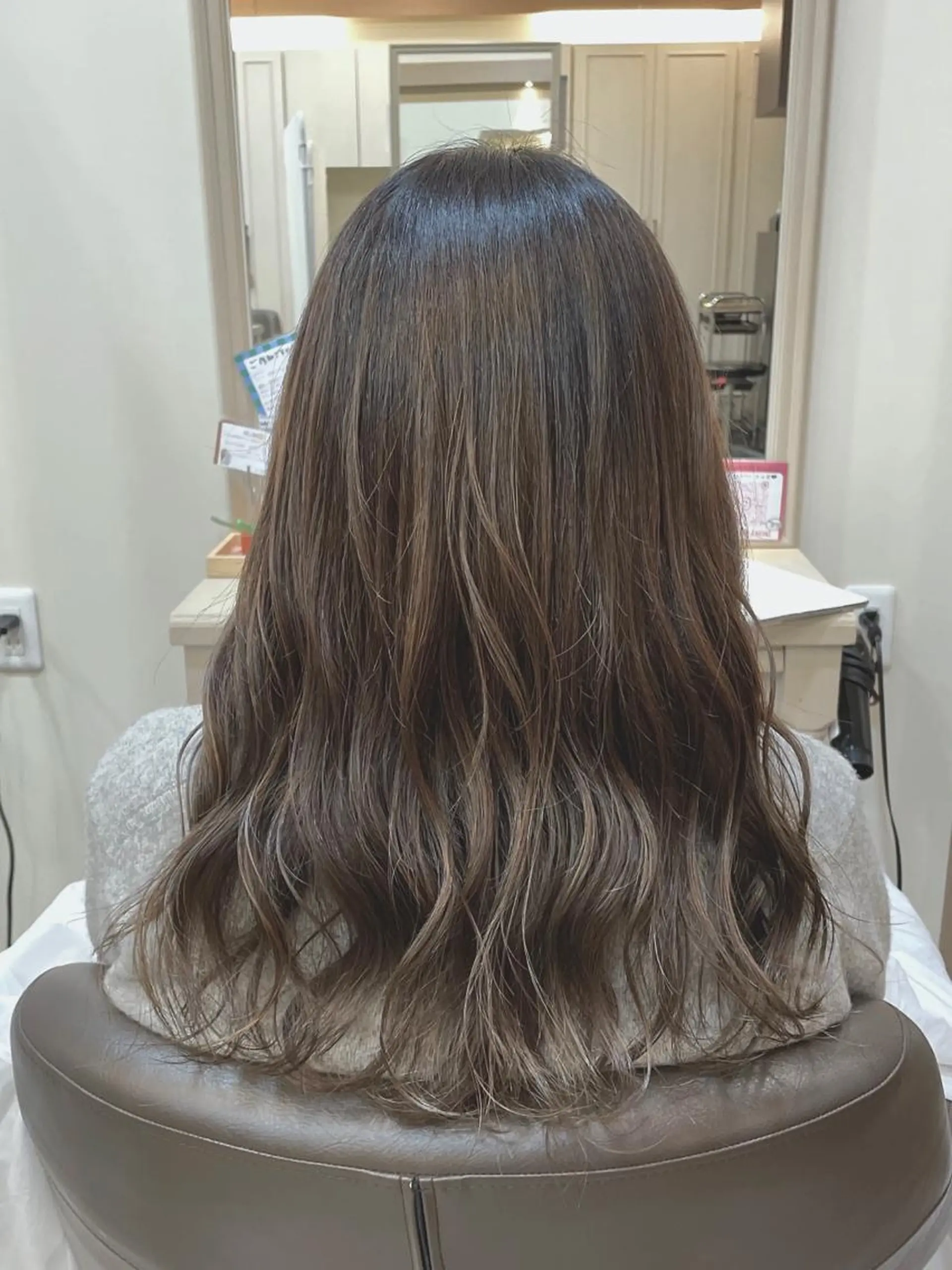 ロング カラー ベージュカラー ハイライトカラー ミルクティーベージュ ハイライト ヘアカラー トリートメント メンズパーマ🌀/ 中村郁未のヘアスタイル