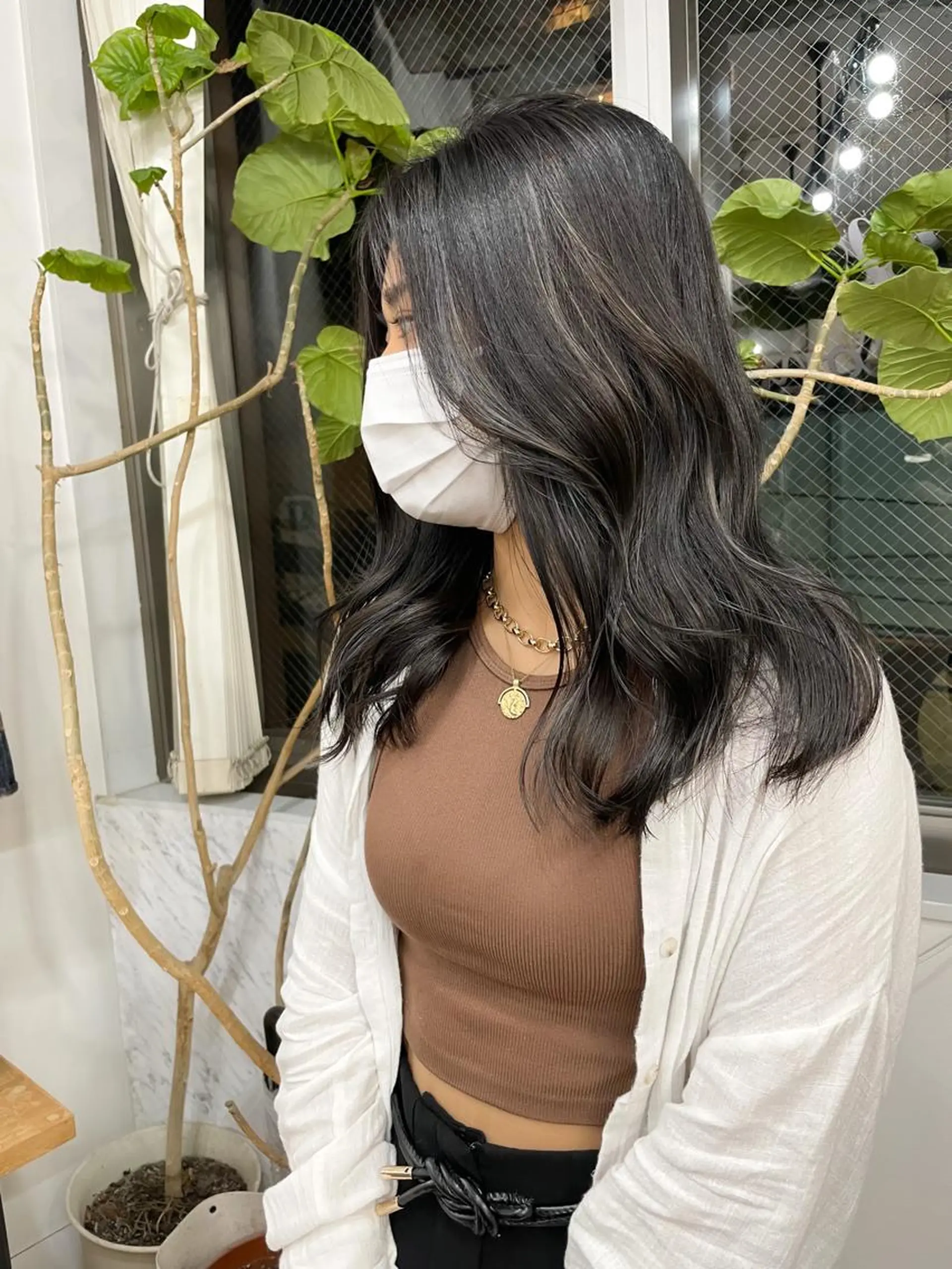 セミロング 白いハイライト🤍 タナカリョウスケのヘアスタイル