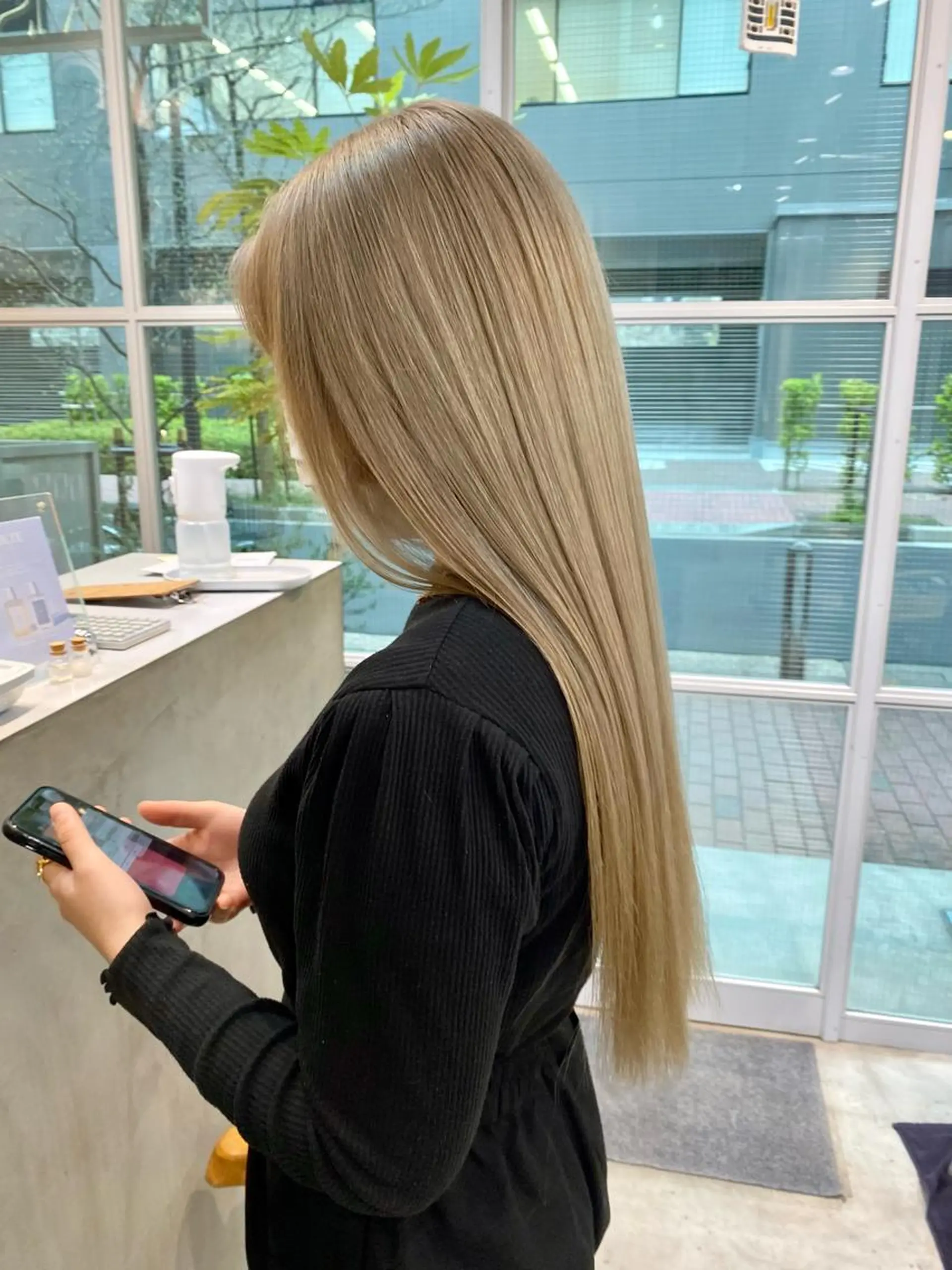 ロング カラー ベージュカラー ホワイトベージュ 篠崎 佑季のヘアスタイル