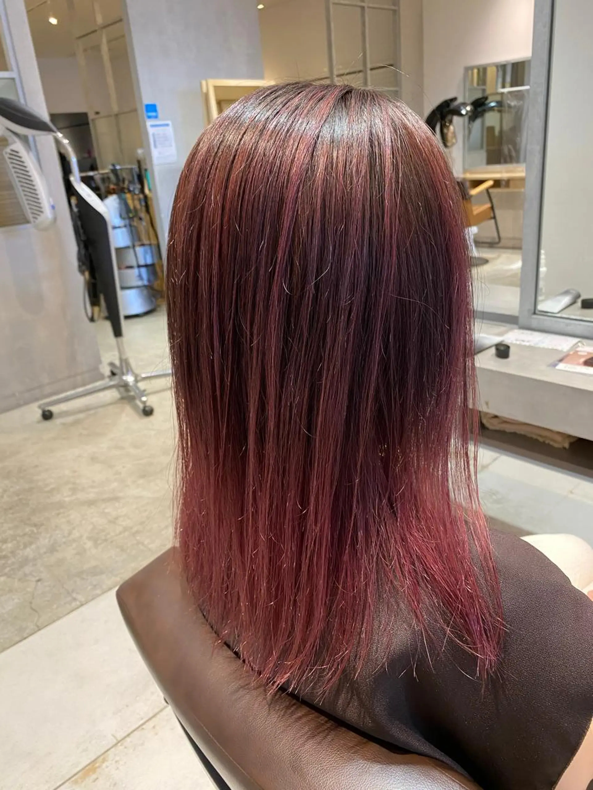 セミロング カラー EARTH 榎本のヘアスタイル