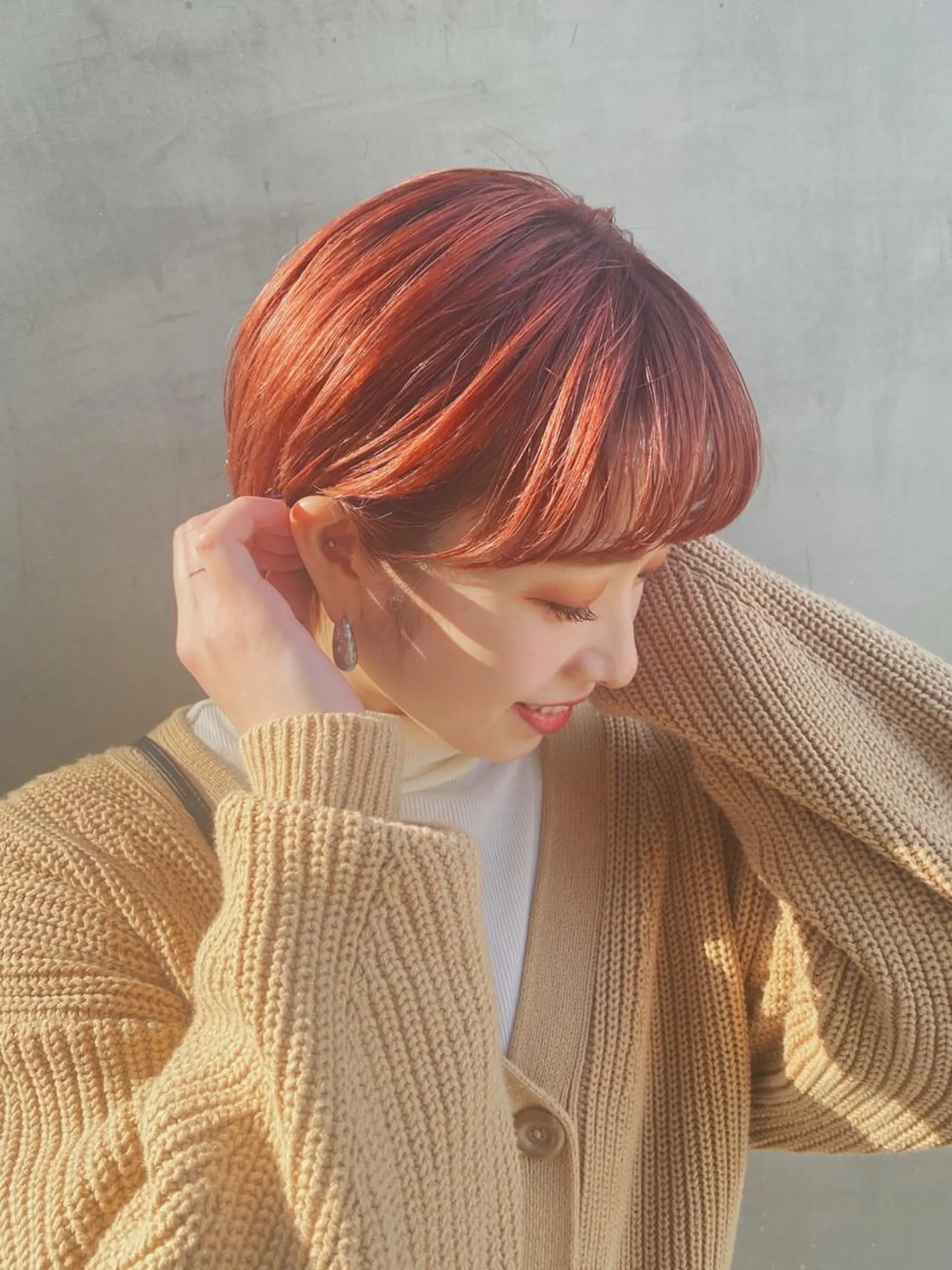 ショート カラー ブリーチ オレンジ センターパート/ 暖色カラーayuのヘアスタイル