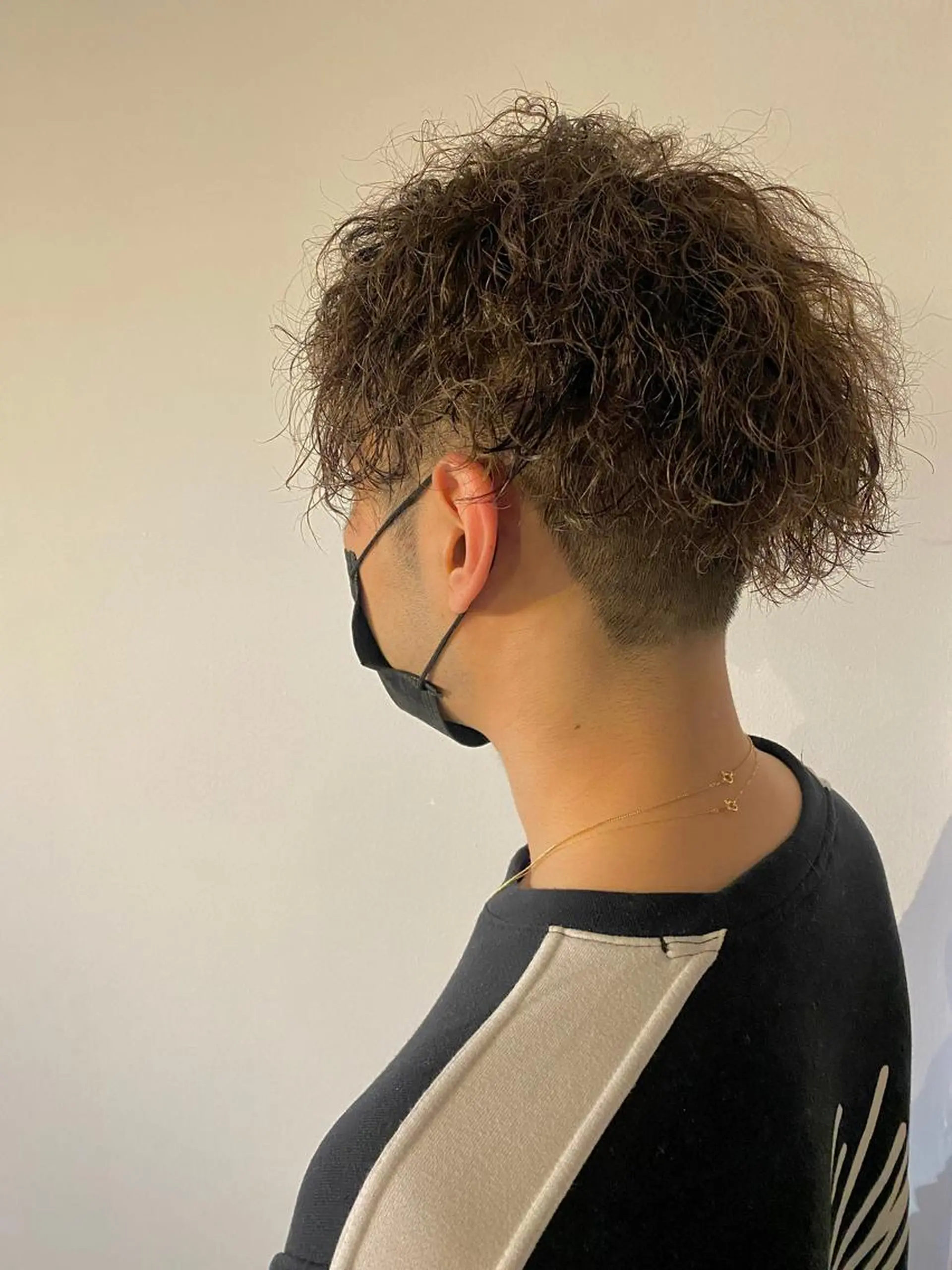 ミディアム カラー パーマ メンズ ミディアムパーマ メンズブリーチ コンマヘア フェードカット メンズハイライト カット ヘアカラー パーマ トリートメント 🔹YUTA🔹 メンズパーマのヘアスタイル