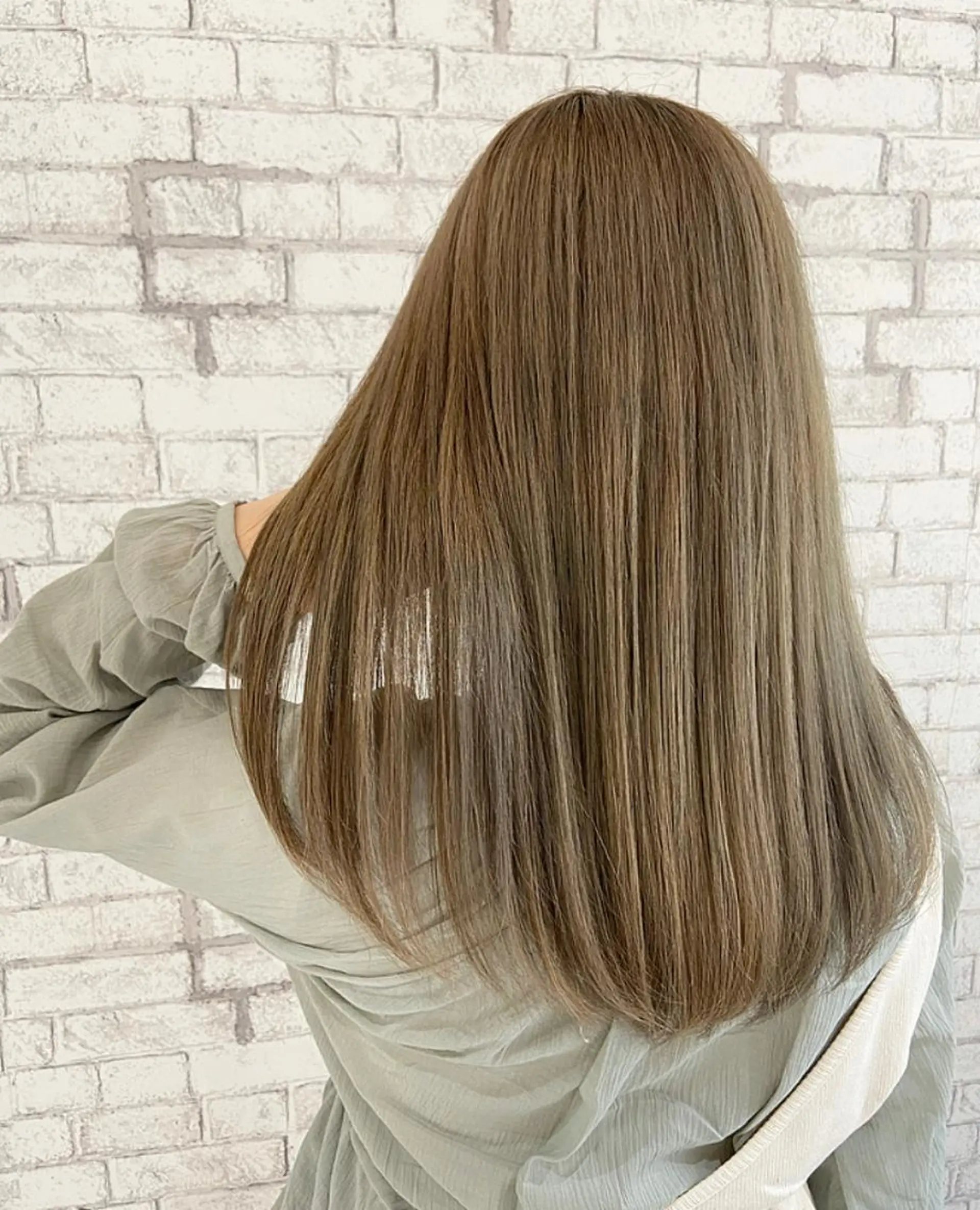 カラー ブリーチ 透明感カラー グレージュ ハイトーンカラー ミルクティーグレージュ 透明感カラー 松田晃代のヘアスタイル