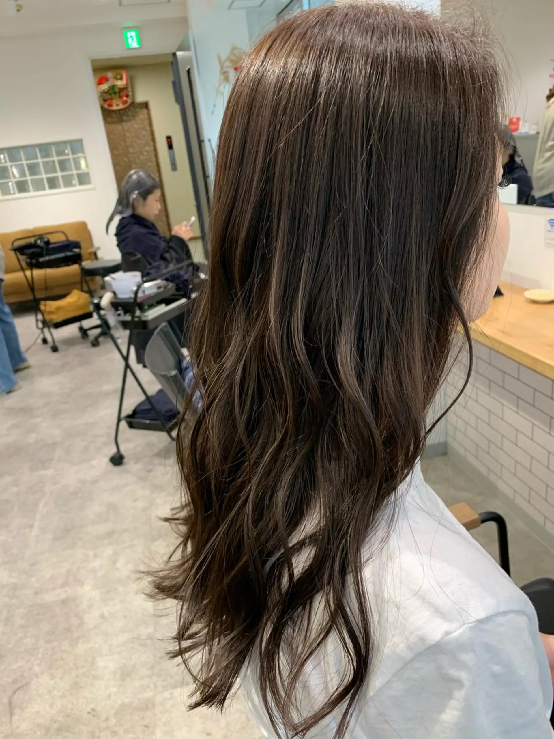 セミロング ヘアカラー ヨシミ カズヤのヘアスタイル