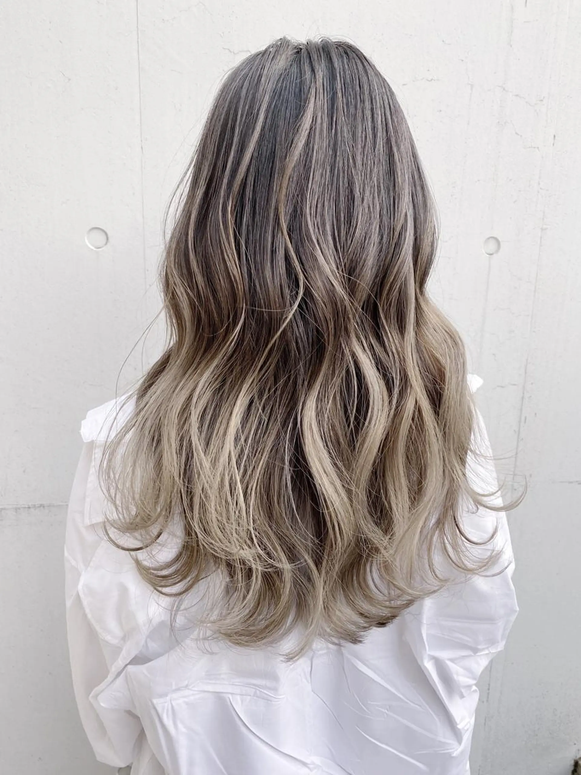 セミロング カラー ヘアアレンジ ハイライトカラー イルミナカラー インナーカラー ハイライト レイヤーカット ヘアカラー ✨ハイクオリティ✨ 山本香也のヘアスタイル