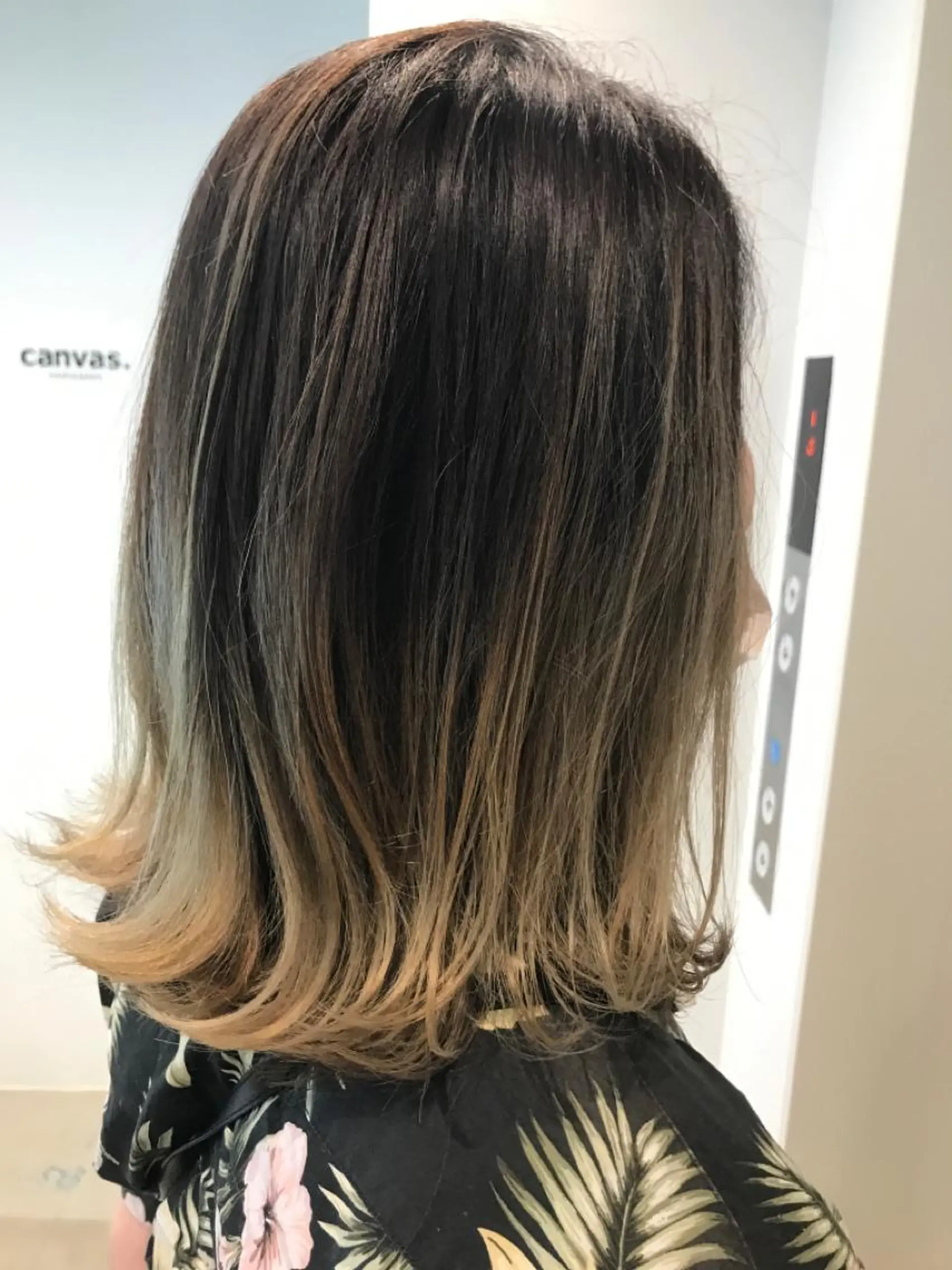 ミディアム カラー バレイヤージュ ブリーチ レイヤーカット カット ヘアカラー トリートメント ショートヘア💫 ハイトーン西田拓馬のヘアスタイル